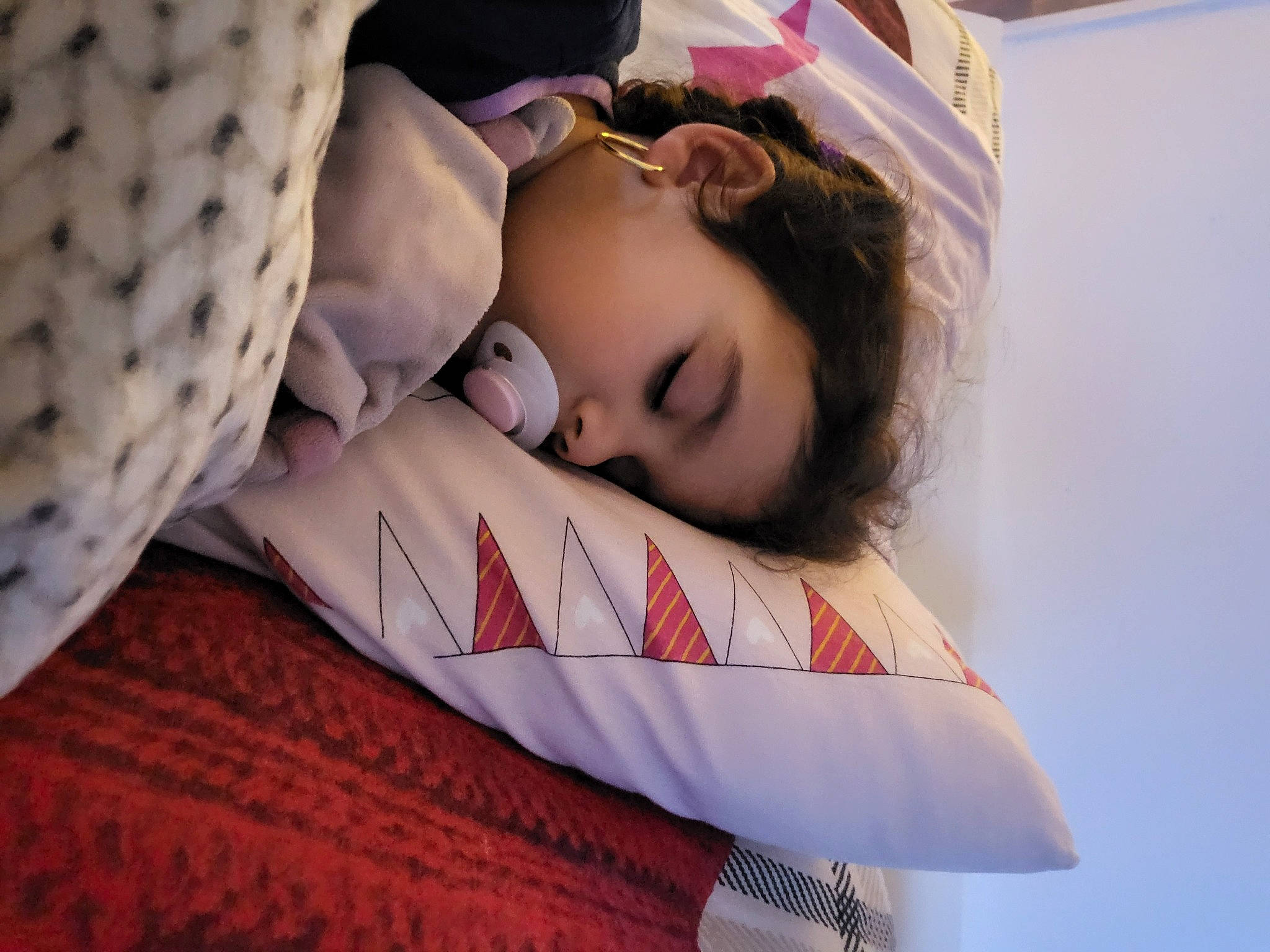 Shelsy participe au concours pour gagner de l'argent avec cette photo : arm, bed, bedding, bedtime, child, comfort, eyelash, fashion_accessory, fashion_design, flash_photography, flooring, fur, happy, linens, neck, pattern, person, portrait_photography, room, shoulder