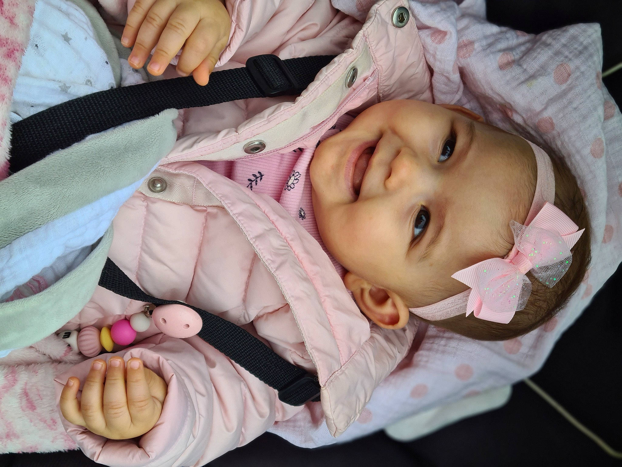 Emie a rejoint le concours — aidez-le/la à gagner de superbes lots ! baby, baby_toddler_clothing, cheek, eye, eyebrow, eyelash, face, finger, gesture, hand, headwear, human_body, iris, joy, lip, mouth, nose, outerwear, person, pink