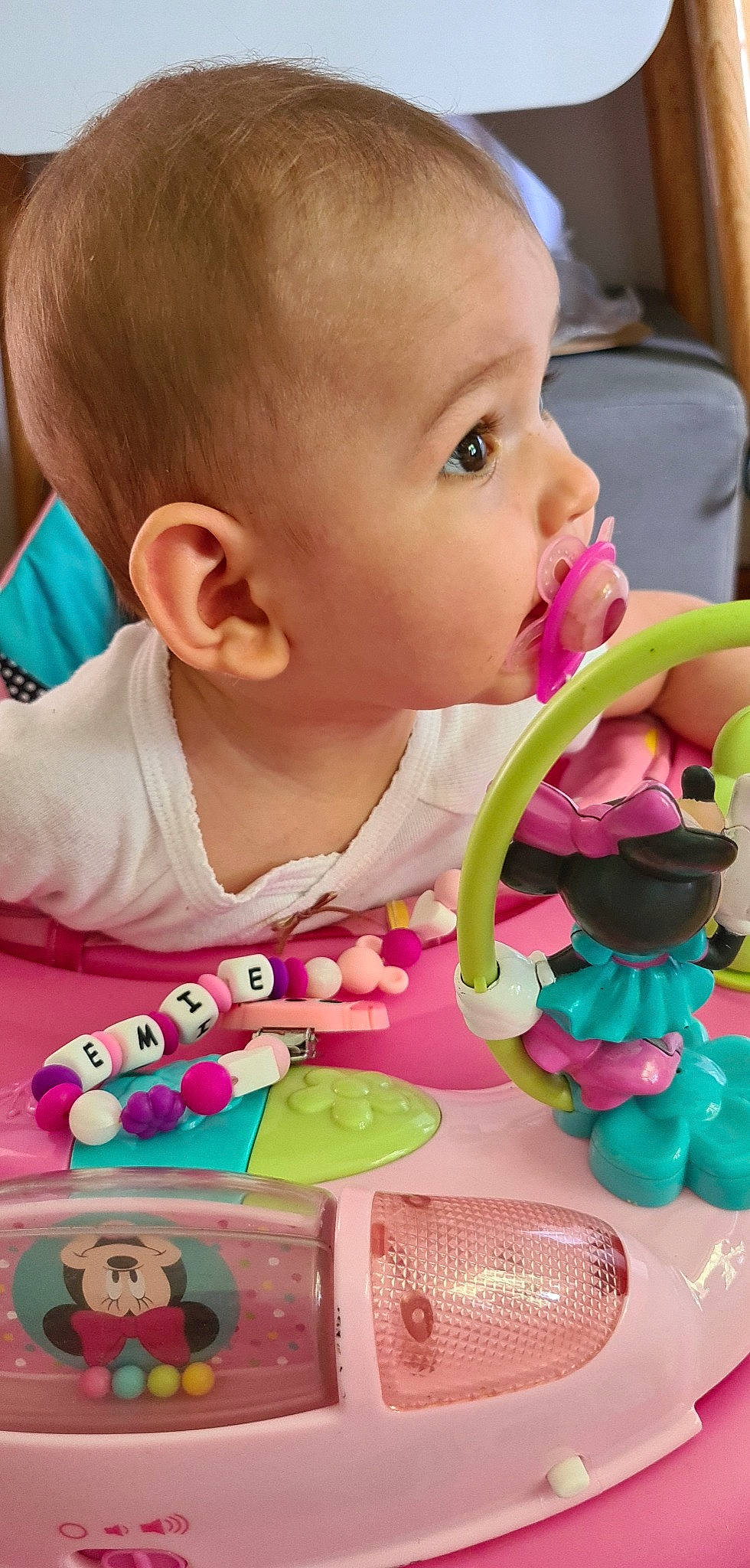 Emie a rejoint le concours — aidez-le/la à gagner de superbes lots ! baby, baby_playing_with_toys, baby_toddler_clothing, cheek, child, eyelash, face, finger, green, happy, head, iris, lip, mouth, nose, person, pink, product, skin, summer