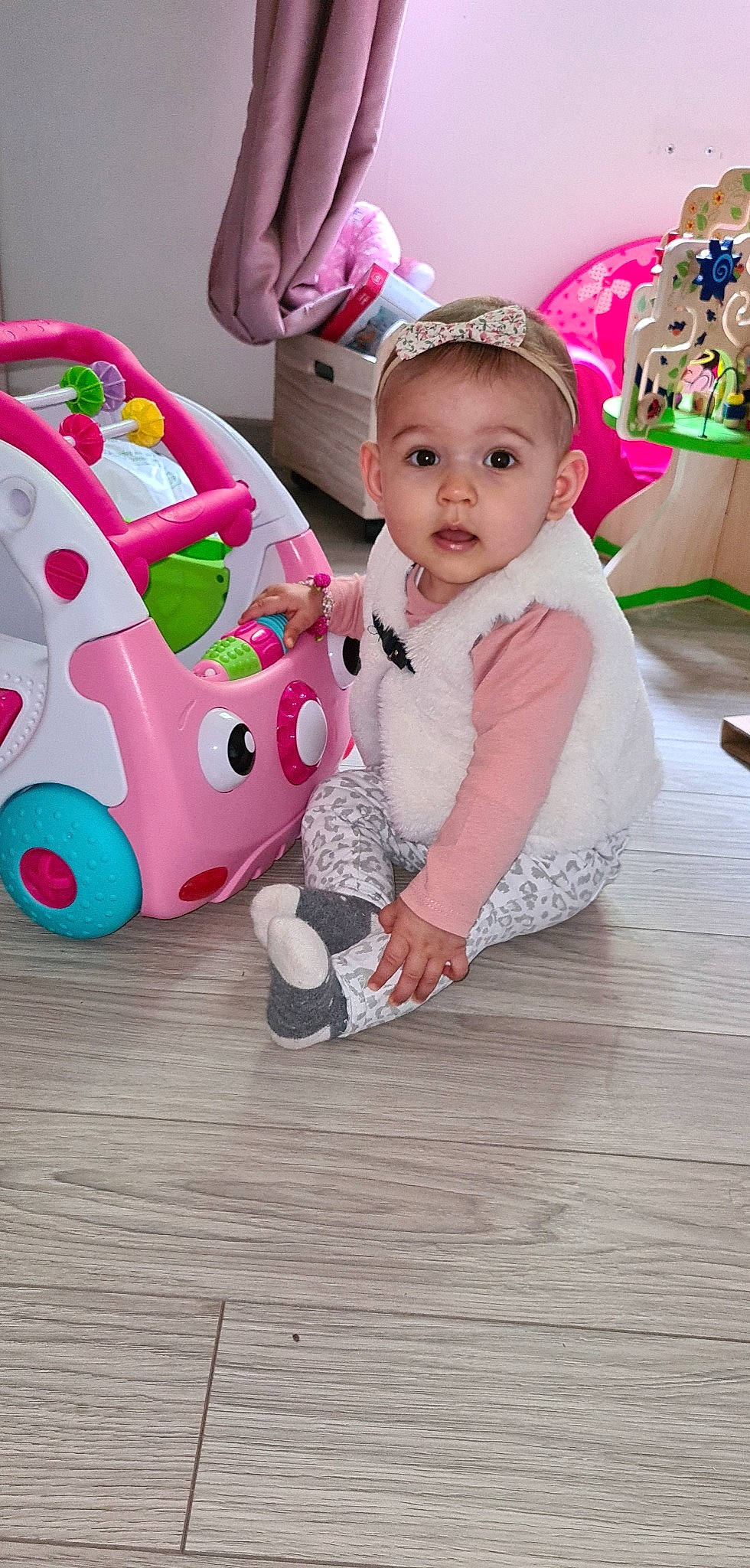 Emie a rejoint le concours — aidez-le/la à gagner de superbes lots ! baby, baby_products, baby_toddler_clothing, child, comfort, event, flooring, fun, happy, hardwood, linens, magenta, pattern, person, pink, purple, sitting, sleeve, stuffed_toy, surprise