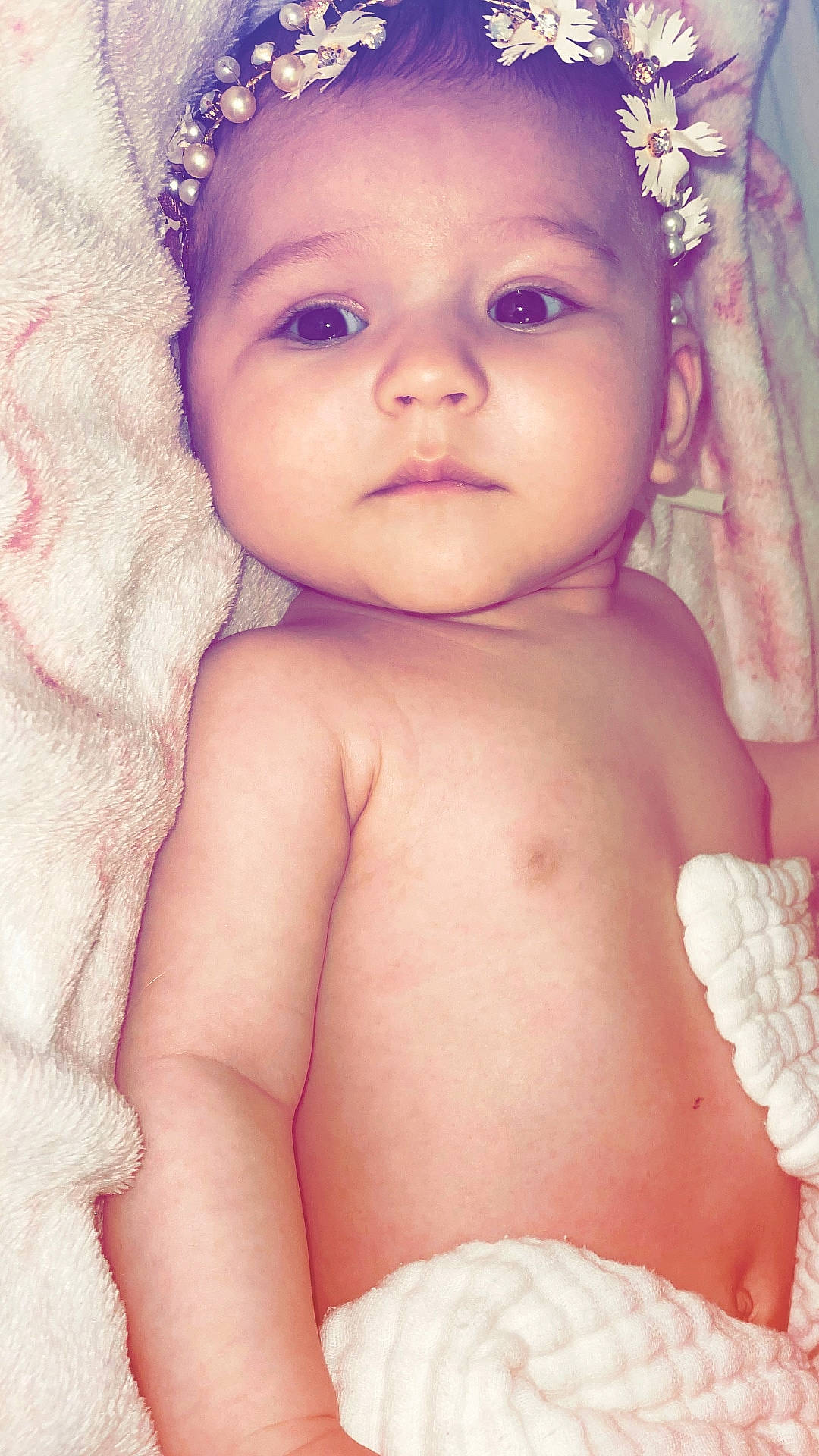 Emie participe au concours pour gagner de l'argent avec cette photo : arm, blue, cheek, chin, eye, eyebrow, eyelash, facial_expression, forehead, hand, head, lip, mouth, muscle, nose, organ, person, skin, smile, stomach