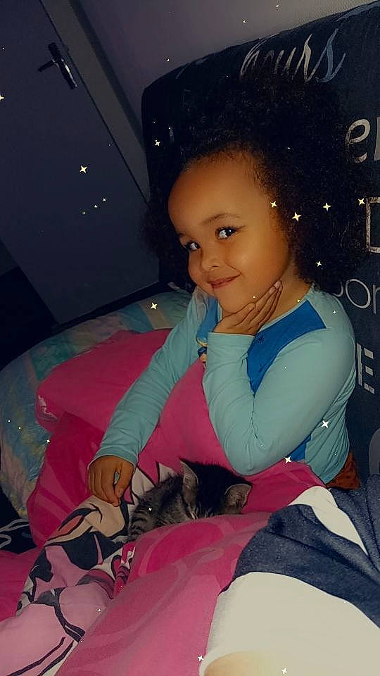 Lyanna a rejoint le concours — aidez-le/la à gagner de superbes lots ! black_hair, carmine, child, comfort, cool, flash_photography, fun, hairstyle, happy, human_leg, jewellery, joy, knee, lap, leisure, lip, magenta, person, pink, sitting