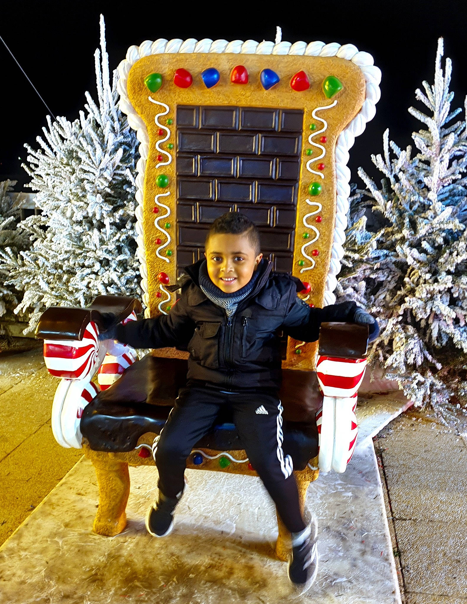 Maëlic a rejoint le concours — aidez-le/la à gagner de superbes lots ! boot, child, christmas, christmas_decoration, event, fun, happy, holiday, interior_design, joy, leisure, mammal, person, play, recreation, sitting, smile, toddler, tradition, tree