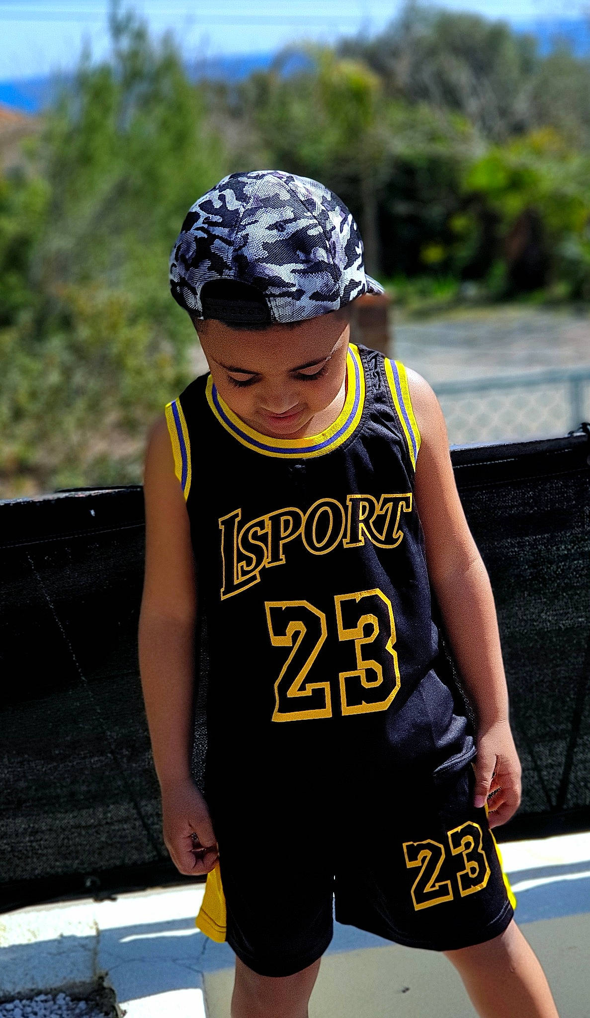 Maëlic participe au concours pour gagner de l'argent avec cette photo : asphalt, child, competition_event, eyewear, happy, jersey, person, personal_protective_equipment, player, recreation, sleeve, sleeveless_shirt, sports, sports_gear, sports_jersey, sports_uniform, sportswear, t_shirt, toddler, tree