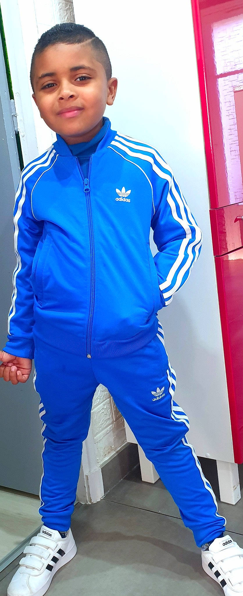 Maëlic participe au concours pour gagner de l'argent avec cette photo : arm, azure, blue, collar, denim, elbow, fashion_design, jacket, jersey, joint, joy, outerwear, person, shoulder, sleeve, sports_uniform, sportswear, street_fashion, t_shirt, thigh