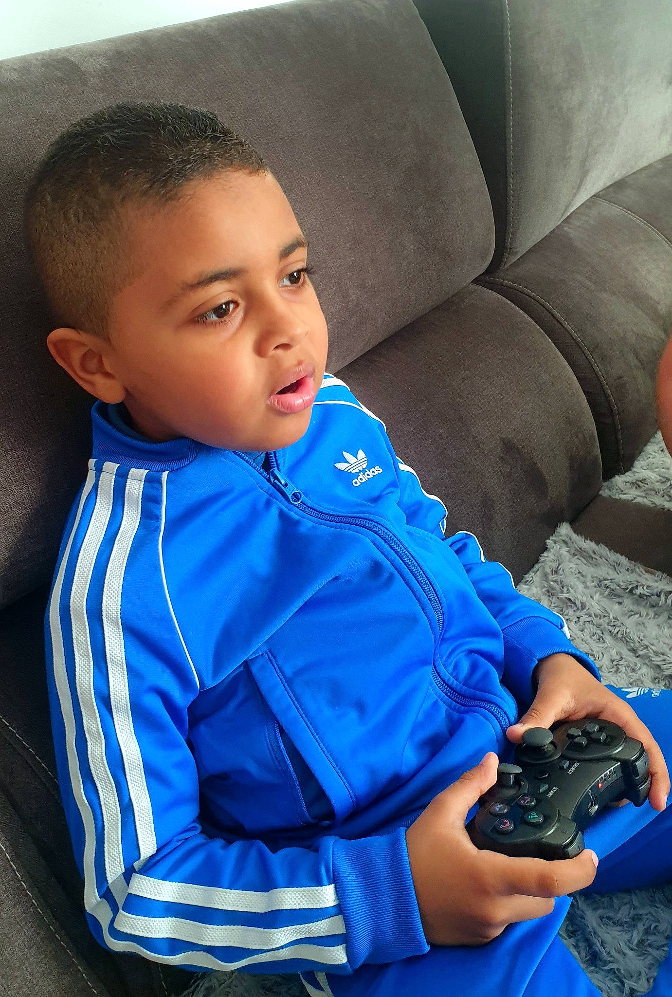 Maëlic a rejoint le concours — aidez-le/la à gagner de superbes lots ! azure, baby_toddler_clothing, black, black_hair, blue, camera, camera_lens, child, comfort, cool, electric_blue, flash_photography, human, muscle, neck, person, photograph, product, sleeve, t_shirt