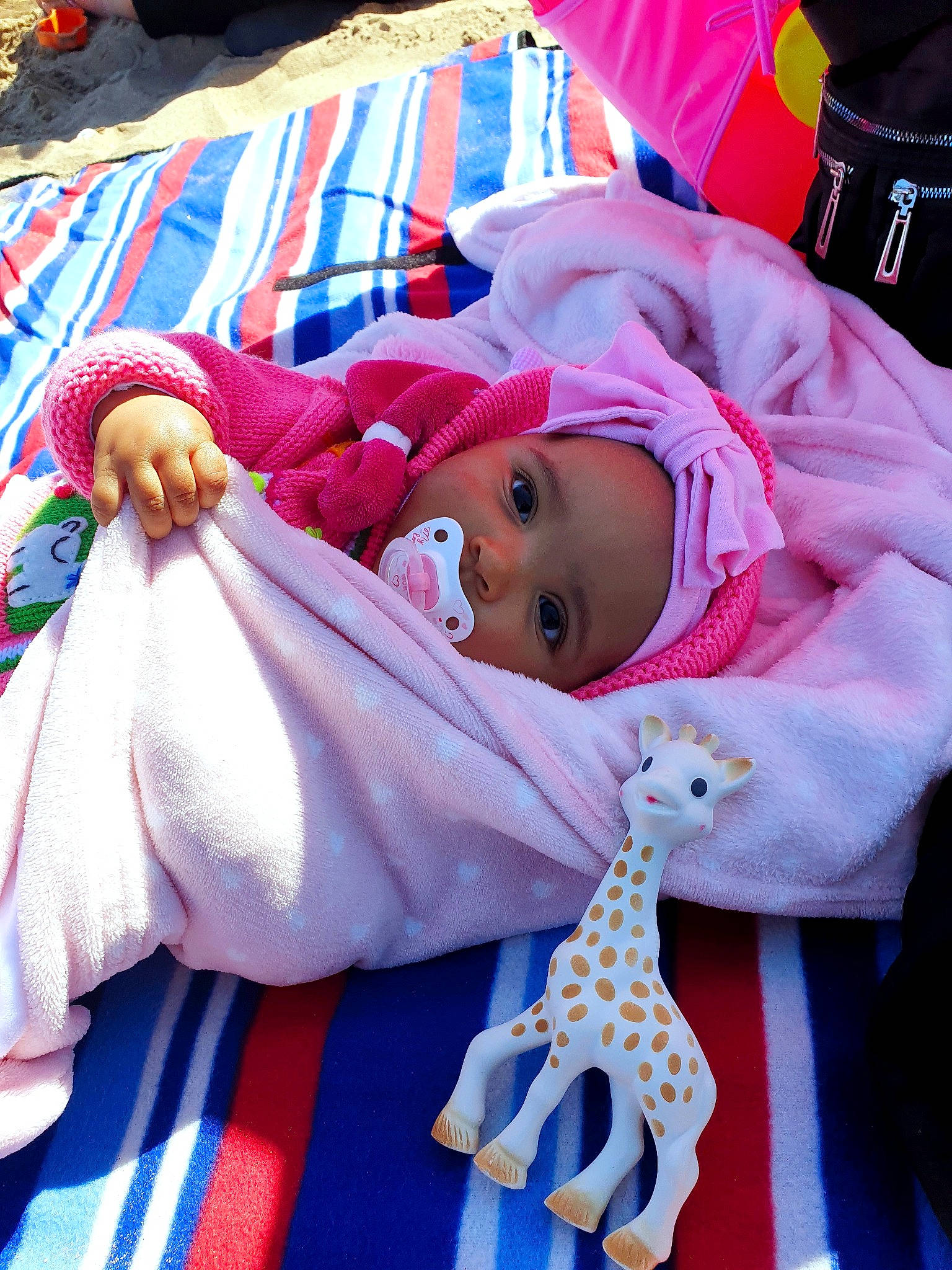 Layanah a rejoint le concours — aidez-le/la à gagner de superbes lots ! baby, baby_products, baby_toddler_clothing, child, comfort, electric_blue, event, facial_expression, fun, giraffe, hat, headwear, linens, magenta, person, pink, skin, smile, textile, toddler