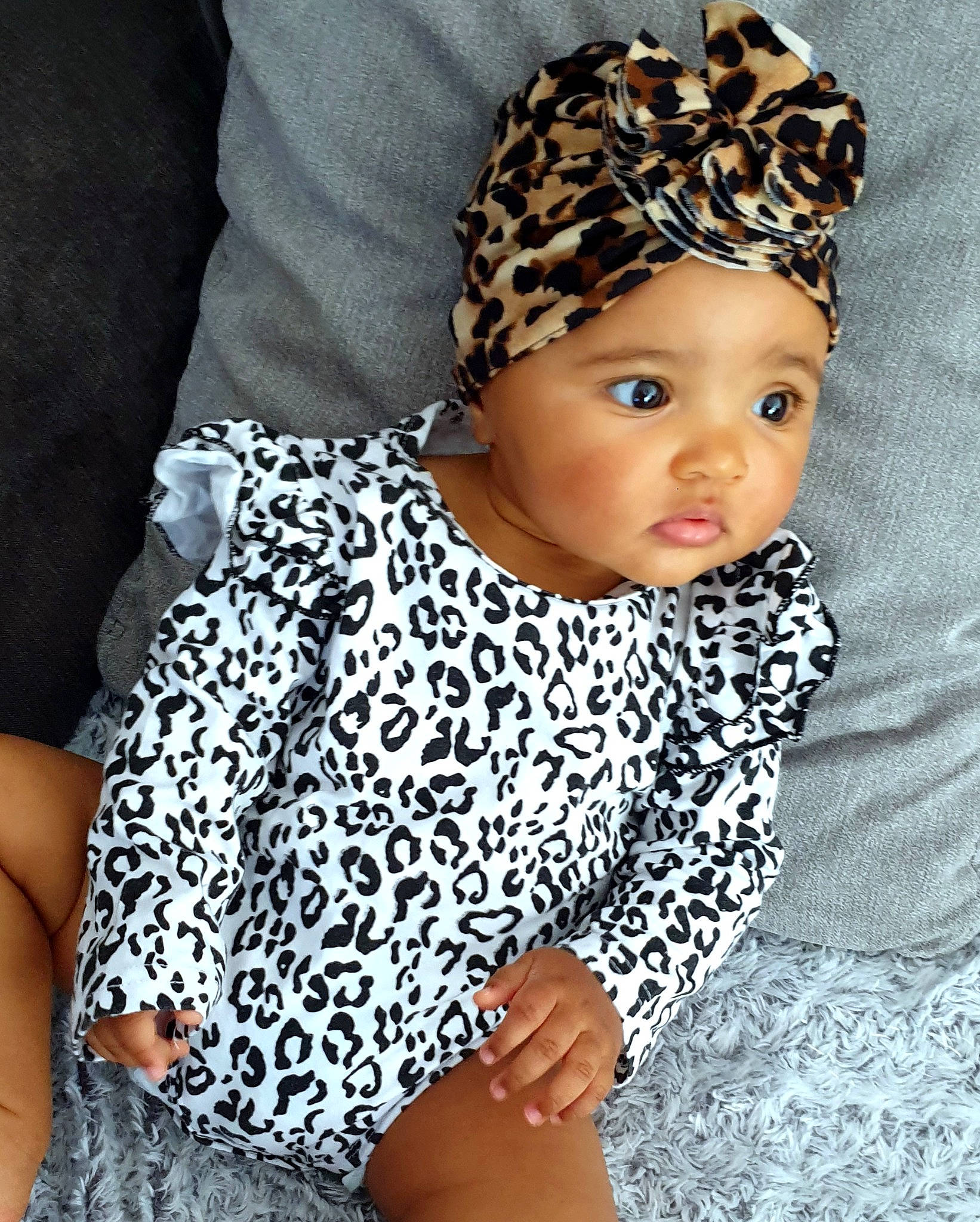 Layanah a rejoint le concours — aidez-le/la à gagner de superbes lots ! baby, baby_toddler_clothing, beanie, cap, child, cool, costume_hat, dress, fashion_accessory, fashion_design, happy, headgear, headwear, jewellery, knit_cap, outerwear, pattern, person, sleeve, street_fashion