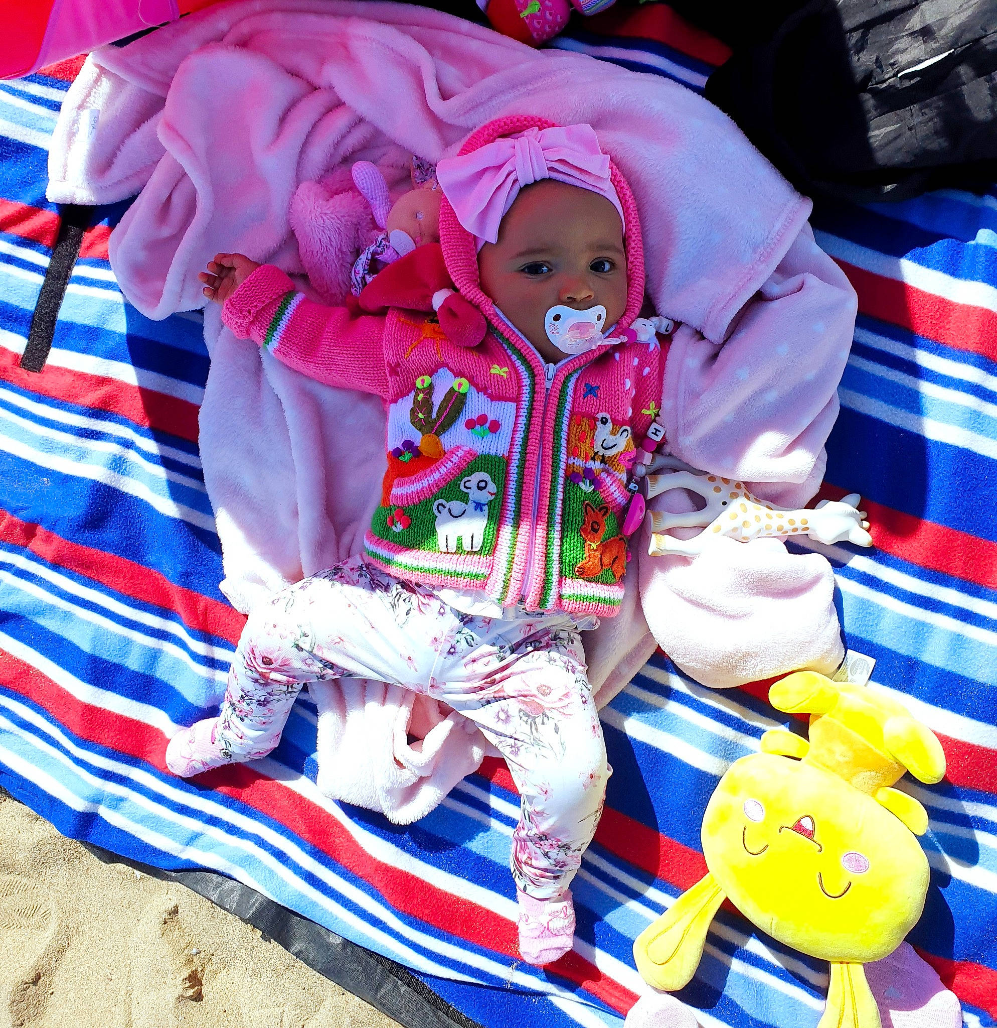 Layanah participe au concours pour gagner de l'argent avec cette photo : baby, baby_carriage, baby_products, baby_toddler_clothing, carmine, child, comfort, electric_blue, event, fun, happy, headwear, lap, magenta, mammal, pattern, person, sitting, sleeve, textile