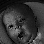 James a rejoint le concours — aidez-le/la à gagner de superbes lots ! baby, infant, face, portrait, black_and_white, close_up, blanket, expression, eyes, mouth, skin, head, newborn, person, sleeping_bag, soft_light, young_child, indoors, cozy, cute