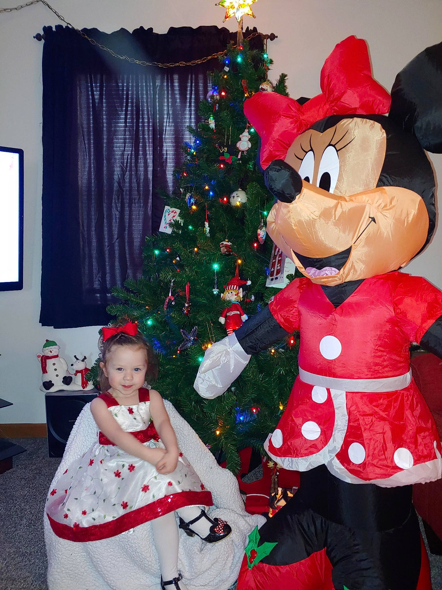 Lilian is registered to the contest to win money with this photo: christmas, christmas_decoration, christmas_eve, christmas_ornament, christmas_tree, curtain, event, fun, green, happy, holiday, holiday_ornament, joy, lap, ornament, person, red, santa_claus, smile, snapshot