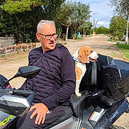Pacha a rejoint le concours — aidez-le/la à gagner de superbes lots ! man, adult_male, beagle, dog, atv, quad_bike, vehicle, outdoors, trees, dirt_road, glasses, mustache, gray_hair, jacket, sitting, muddy, neon_sneakers, collar, countryside, sunny