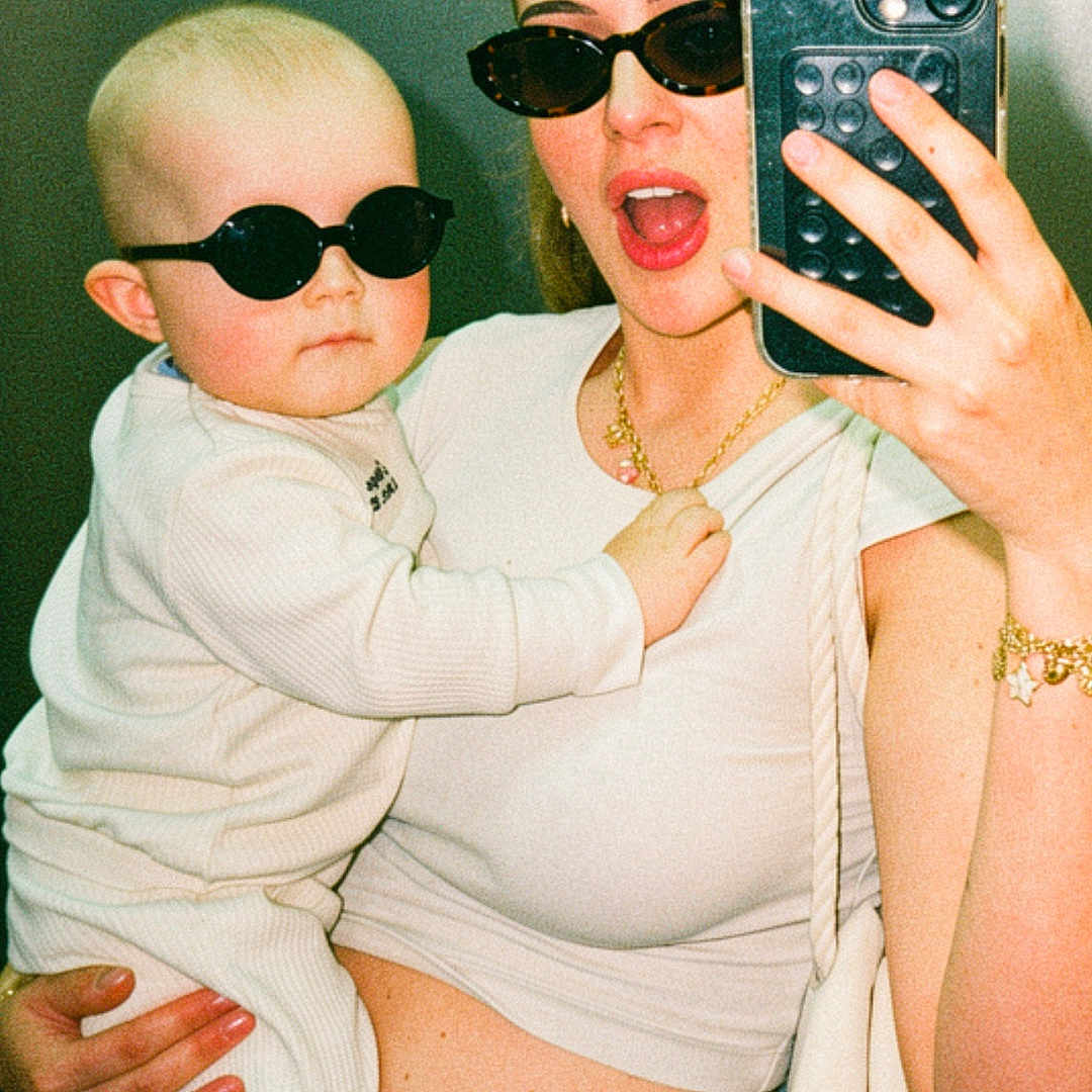 Maïdem participe au concours pour gagner de l'argent avec cette photo : baby, child, woman, person, sunglasses, selfie, mirror, smartphone, fashion, casual_clothing, jewelry, bracelet, necklace, indoor, portrait, holding, cute, happy, modern, accessories