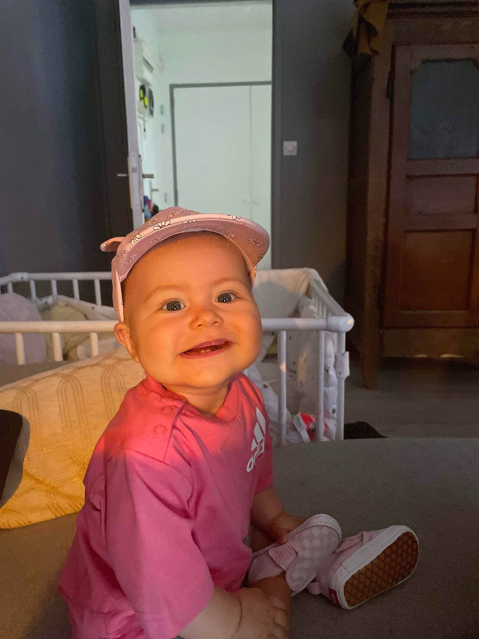 Camille participe au concours pour gagner de l'argent avec cette photo : baby, baby_toddler_clothing, chair, child, comfort, door, fashion_accessory, flooring, happy, headwear, home_door, joy, magenta, person, pink, room, sandal, sitting, smile, sock