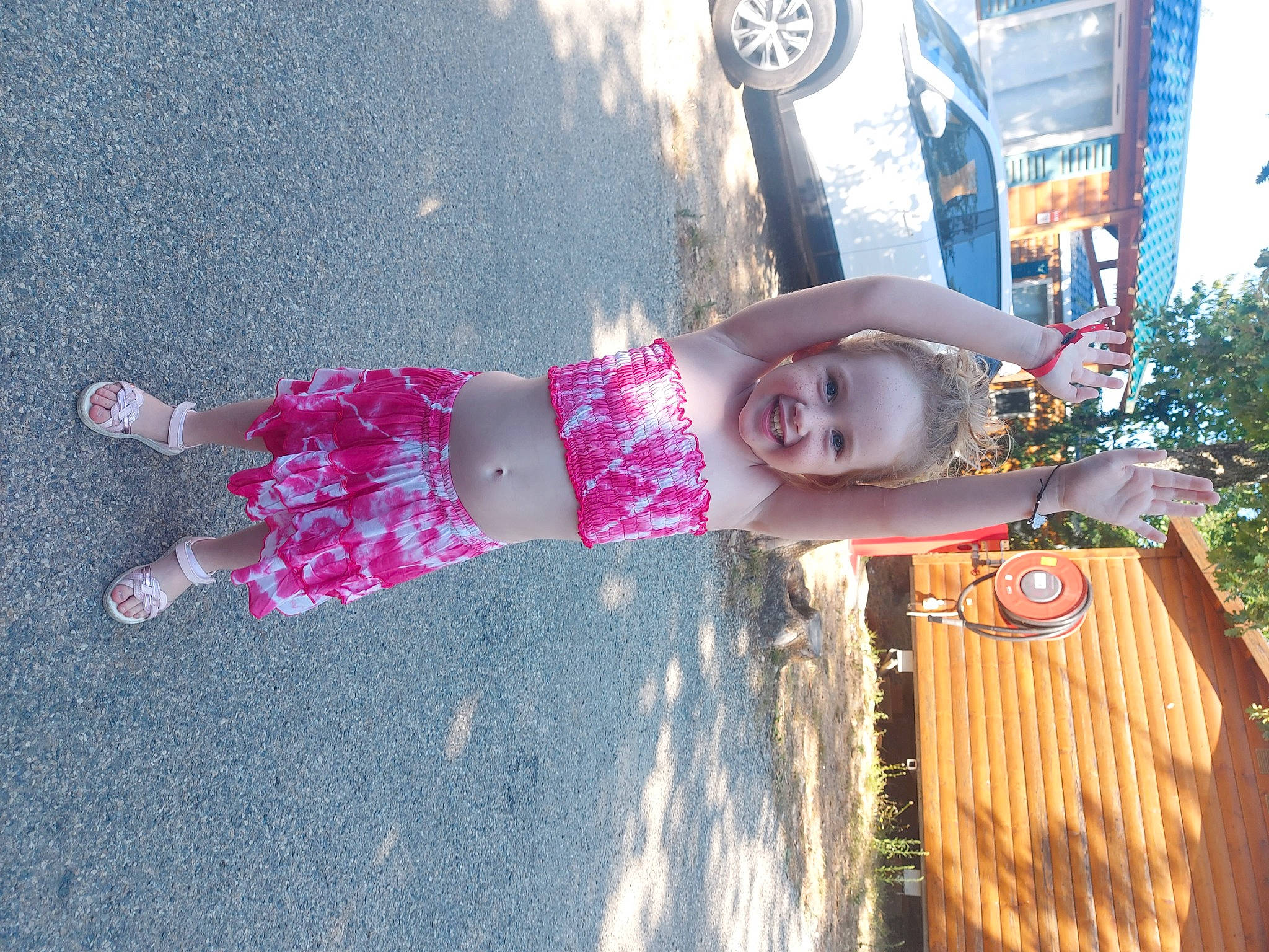 Lucie a rejoint le concours — aidez-le/la à gagner de superbes lots ! asphalt, automotive_tire, child, city, fence, fun, hat, joy, leisure, magenta, person, pink, plant, road_surface, sidewalk, smile, sun_hat, tire, toddler, tree