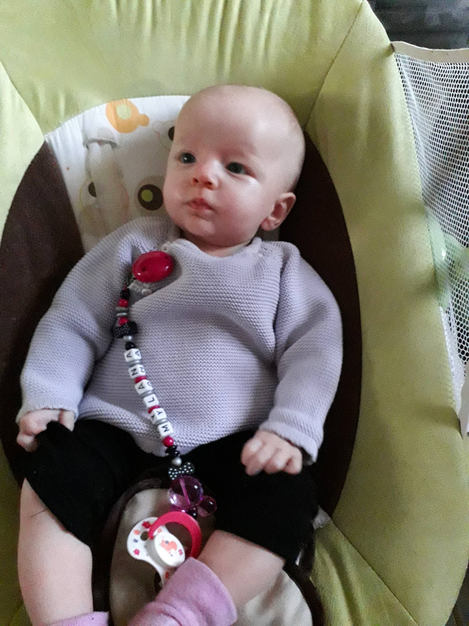 Mylana a rejoint le concours — aidez-le/la à gagner de superbes lots ! baby_carriage, baby_products, car_seat, child, infant, person, product, sitting, skin, smile, textile, toddler