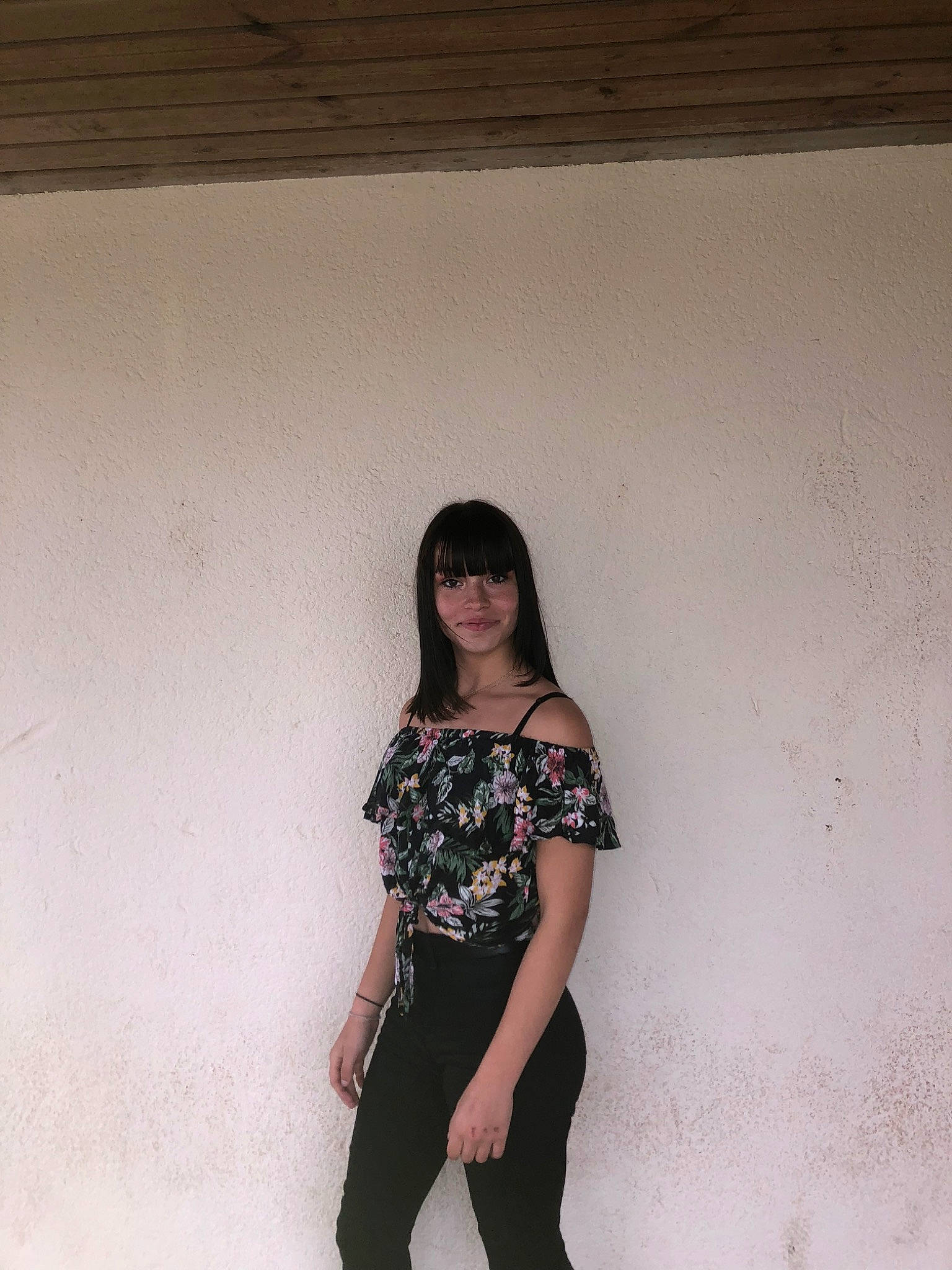 Julie participe au concours pour gagner de l'argent avec cette photo : arm, beauty, black_hair, dress, fashion, fun, hair, joint, lady, leg, long_hair, person, photo_shoot, photography, shoulder, smile, standing, t_shirt, trunk, waist