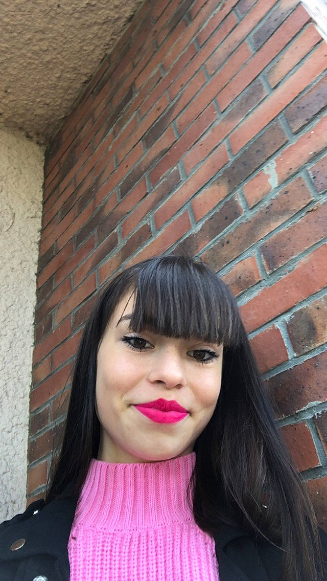 Julie a rejoint le concours — aidez-le/la à gagner de superbes lots ! bangs, beauty, black_hair, blond, bob_cut, brown_hair, cheek, chin, cool, eyebrow, face, hair, hair_coloring, hairstyle, lip, long_hair, neck, nose, person, pink