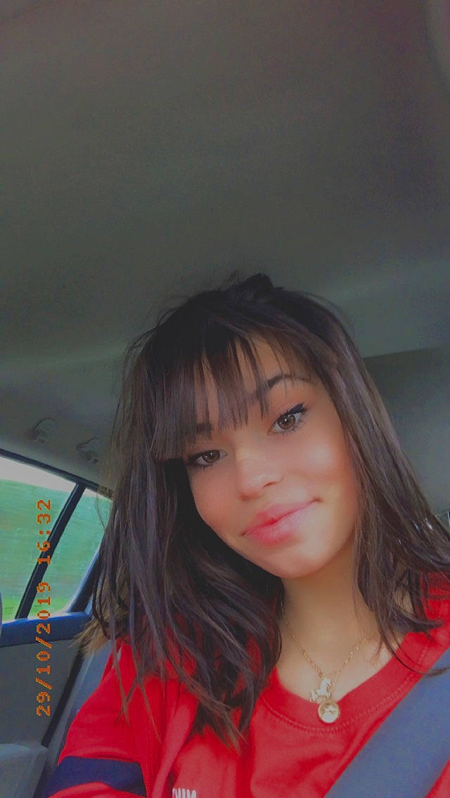 Julie a rejoint le concours — aidez-le/la à gagner de superbes lots ! bangs, beauty, black_hair, brown_hair, chin, face, hair, hairstyle, lip, long_hair, person, smile