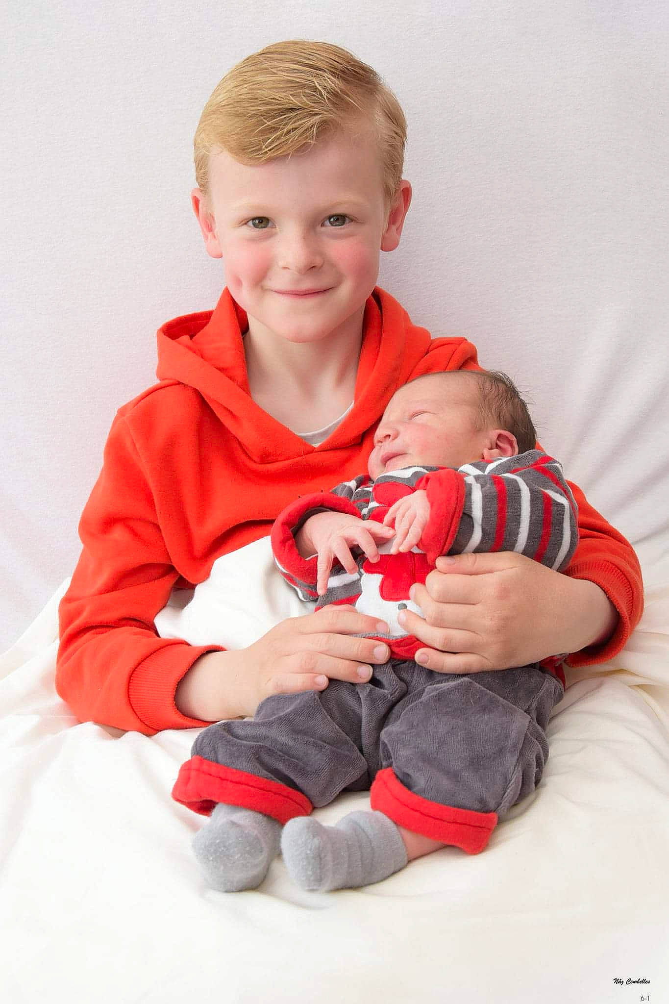 Timéo participe au concours pour gagner de l'argent avec cette photo : arm, baby, baby_toddler_clothing, ball, comfort, elbow, finger, flash_photography, gesture, happy, human_body, human_leg, joy, knee, leisure, person, sitting, sleeve, smile, t_shirt