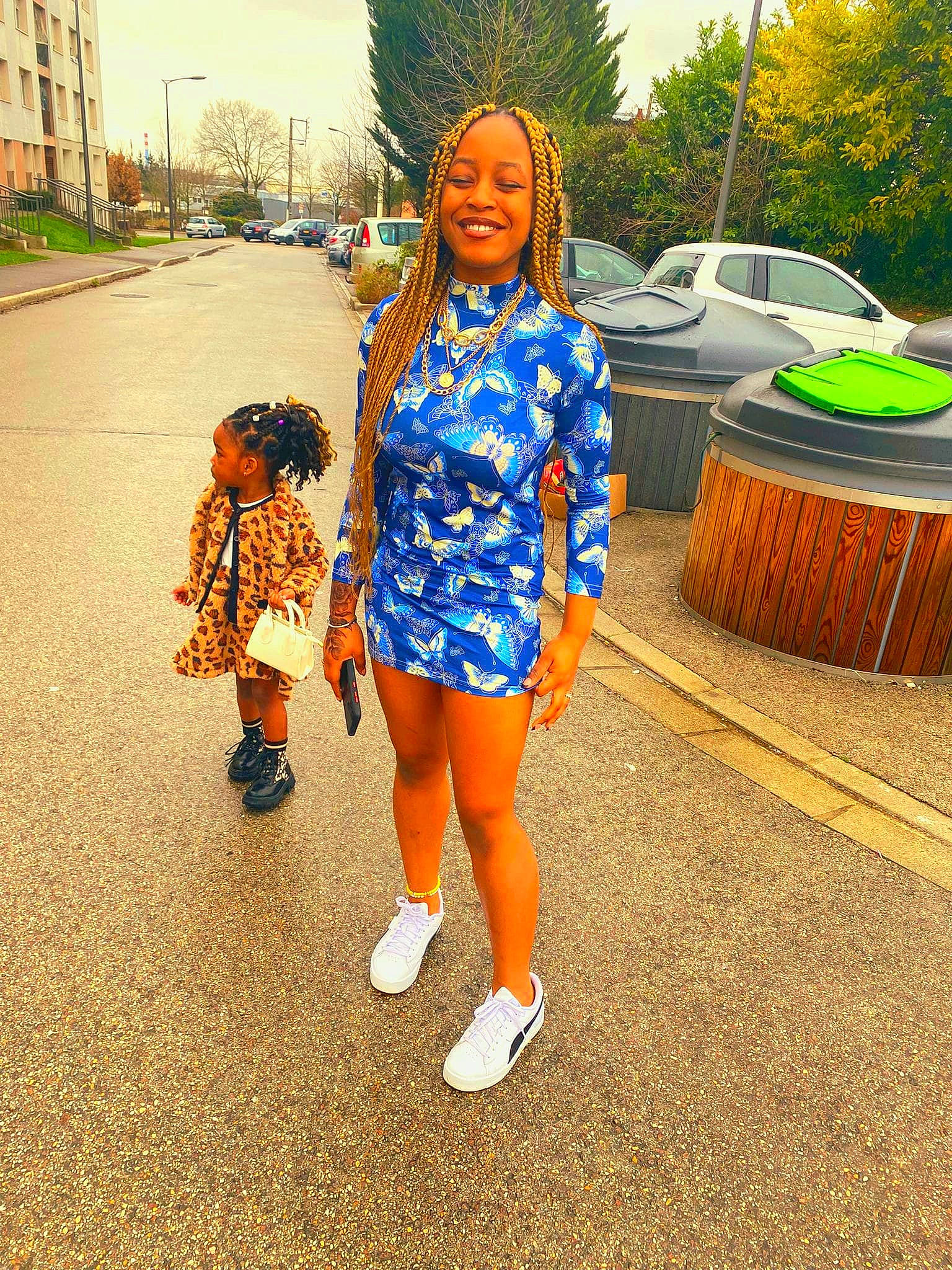 Gift a rejoint le concours — aidez-le/la à gagner de superbes lots ! asphalt, car, electric_blue, footwear, fun, hairstyle, happy, human_leg, joy, knee, land_vehicle, leg, leisure, person, recreation, sleeve, sneakers, street_fashion, t_shirt, thigh