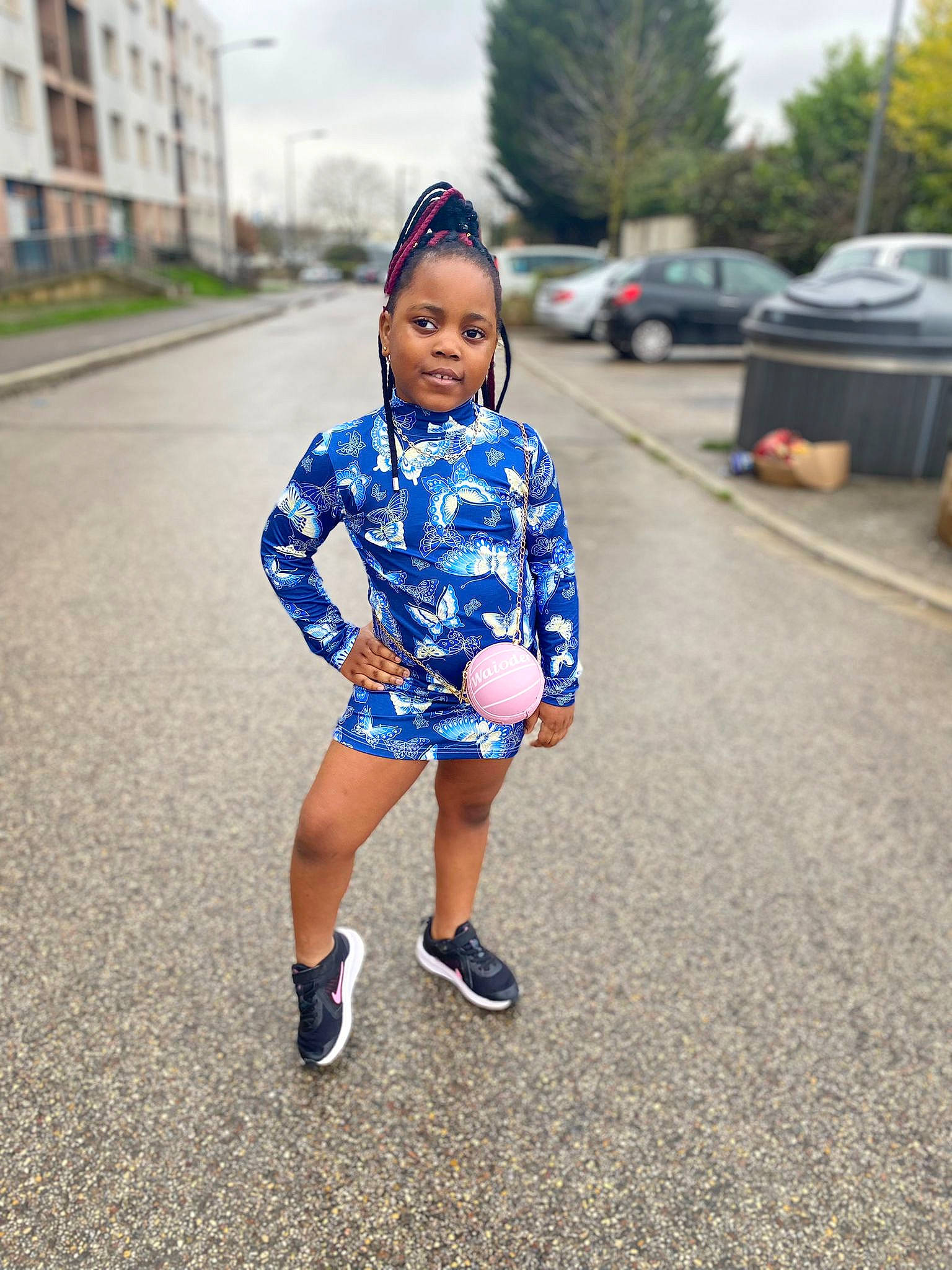 Angel participe au concours pour gagner de l'argent avec cette photo : arm, asphalt, car, electric_blue, footwear, fun, happy, leisure, person, recreation, road, road_surface, shoulder, sidewalk, sky, sleeve, smile, street_fashion, t_shirt, toddler