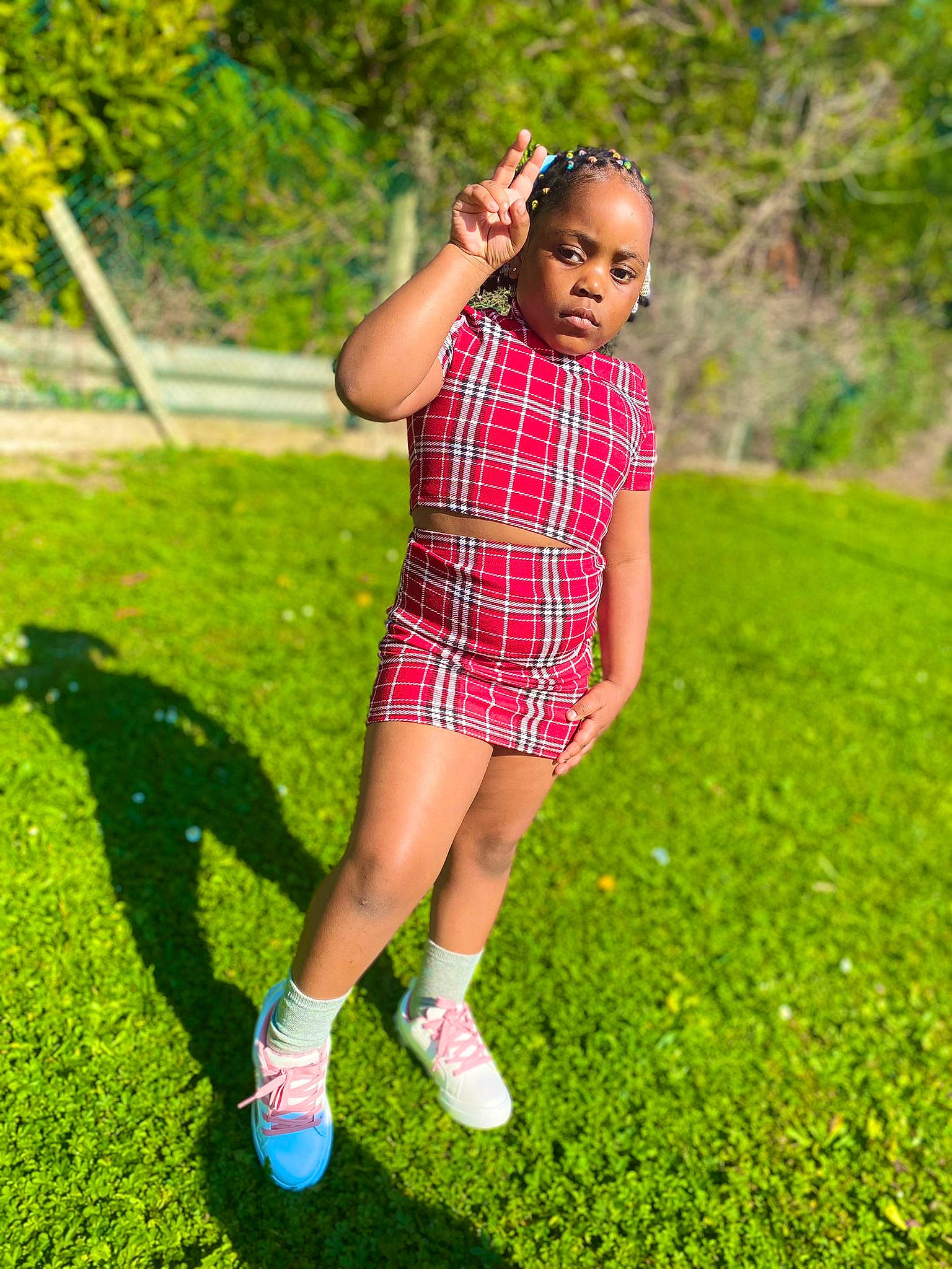 Angel a rejoint le concours — aidez-le/la à gagner de superbes lots ! baby_toddler_clothing, day_dress, fun, grass, grassland, happy, knee, lawn, leaf, leisure, meadow, pattern, people_in_nature, person, plant, shorts, sleeve, t_shirt, thigh, toddler