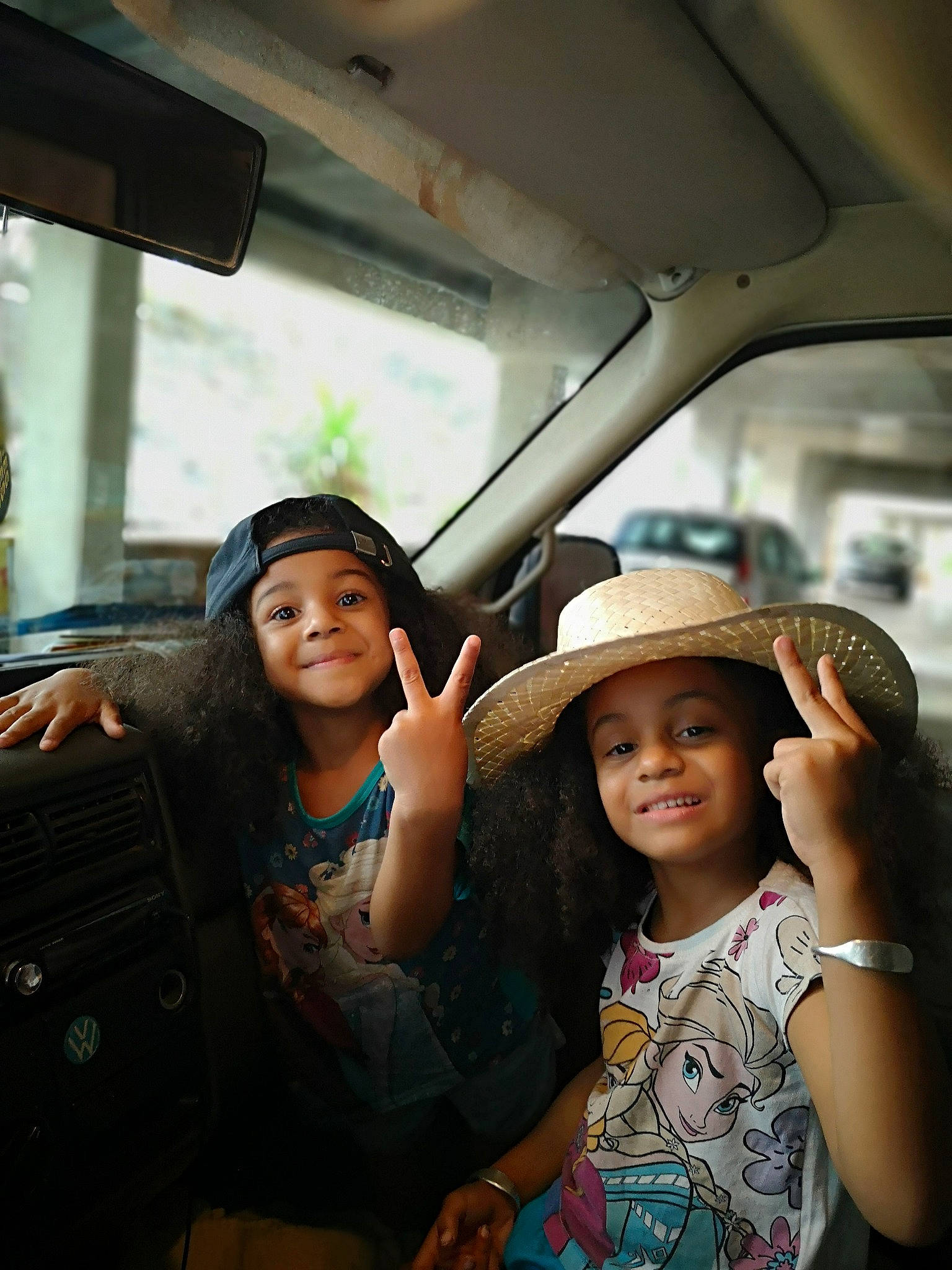 Lumia participe au concours pour gagner de l'argent avec cette photo : auto_part, black_hair, car, child, city_car, driving, family_car, friendship, fun, gesture, headwear, joy, passenger, person, photography, smile, snapshot, steering_wheel, subcompact_car, travel