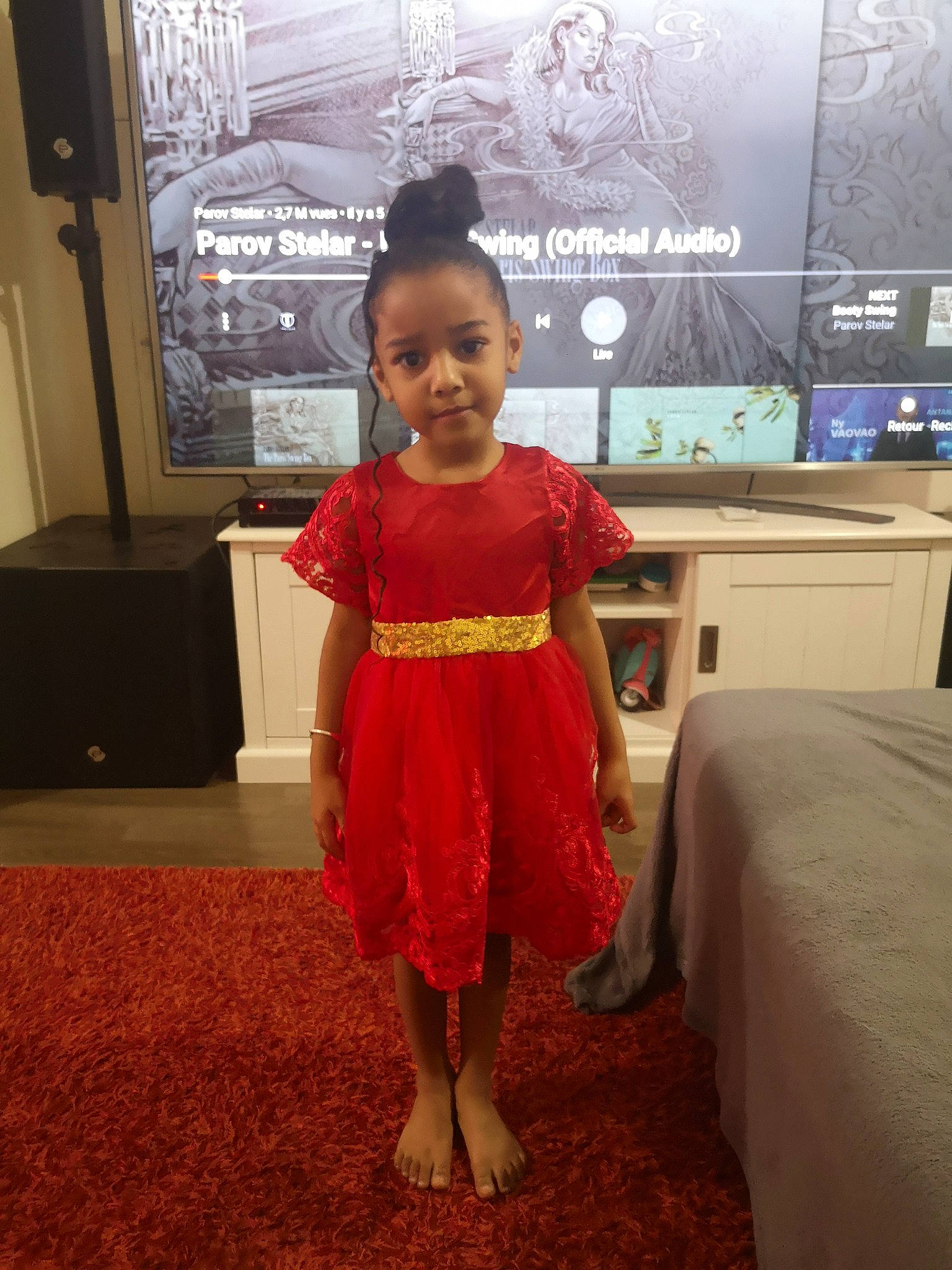 Lumia participe au concours pour gagner de l'argent avec cette photo : child, costume, dress, flooring, person, shoulder, smile, standing, toddler