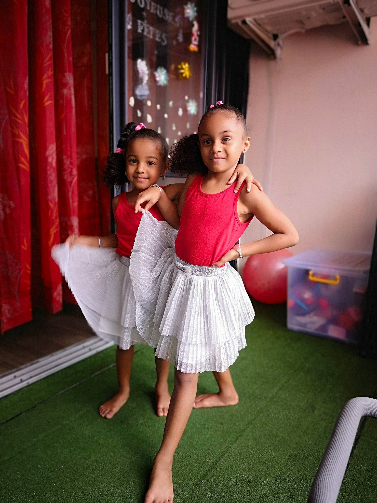 Lumia participe au concours pour gagner de l'argent avec cette photo : child, child_model, dress, fashion, fun, happy, joy, leg, person, pink, room, smile, toddler