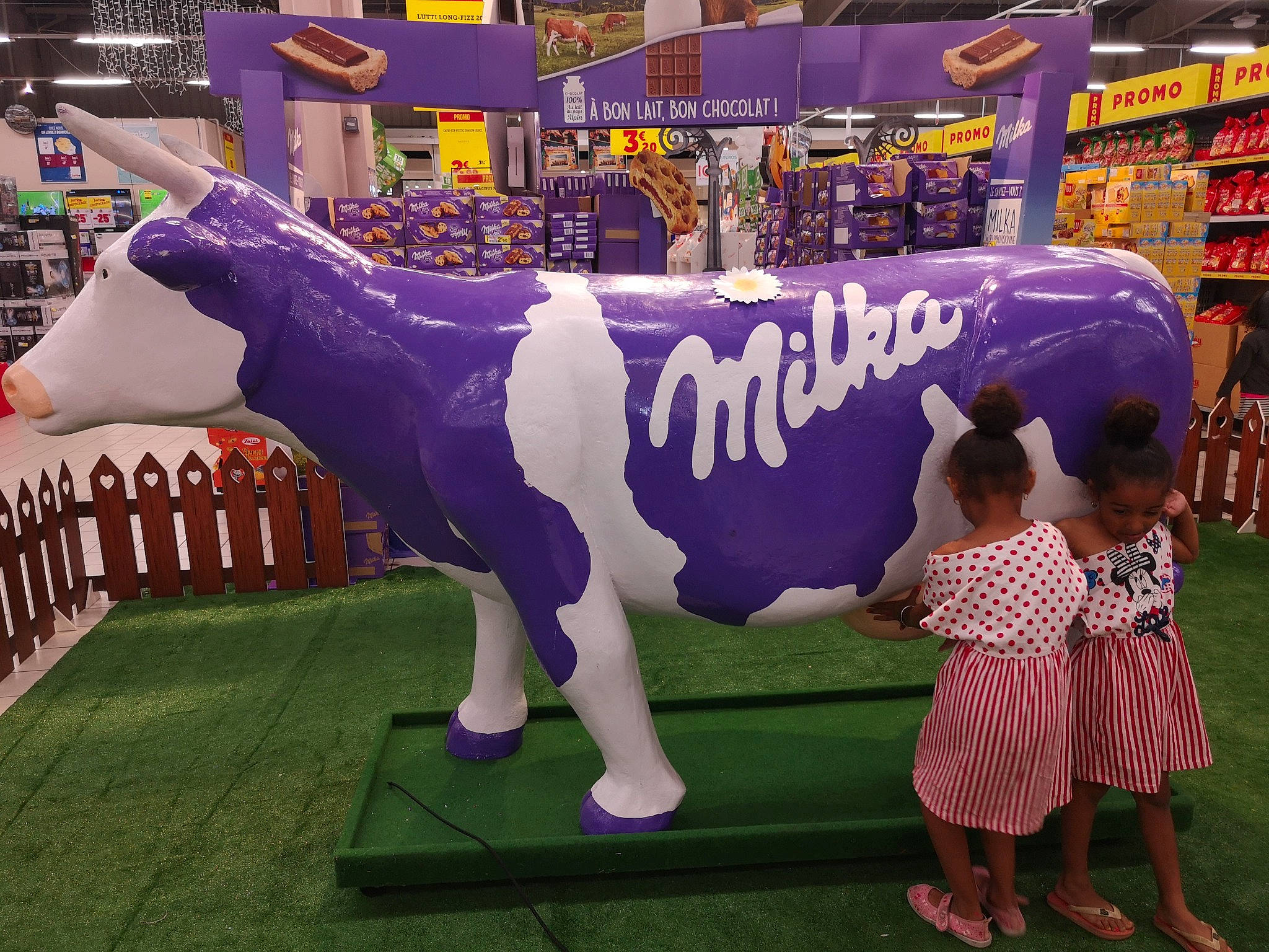 Lutina a rejoint le concours — aidez-le/la à gagner de superbes lots ! advertising, bovine, cow_goat_family, dairy_cow, games, livestock, person, purple, under_exposed, world