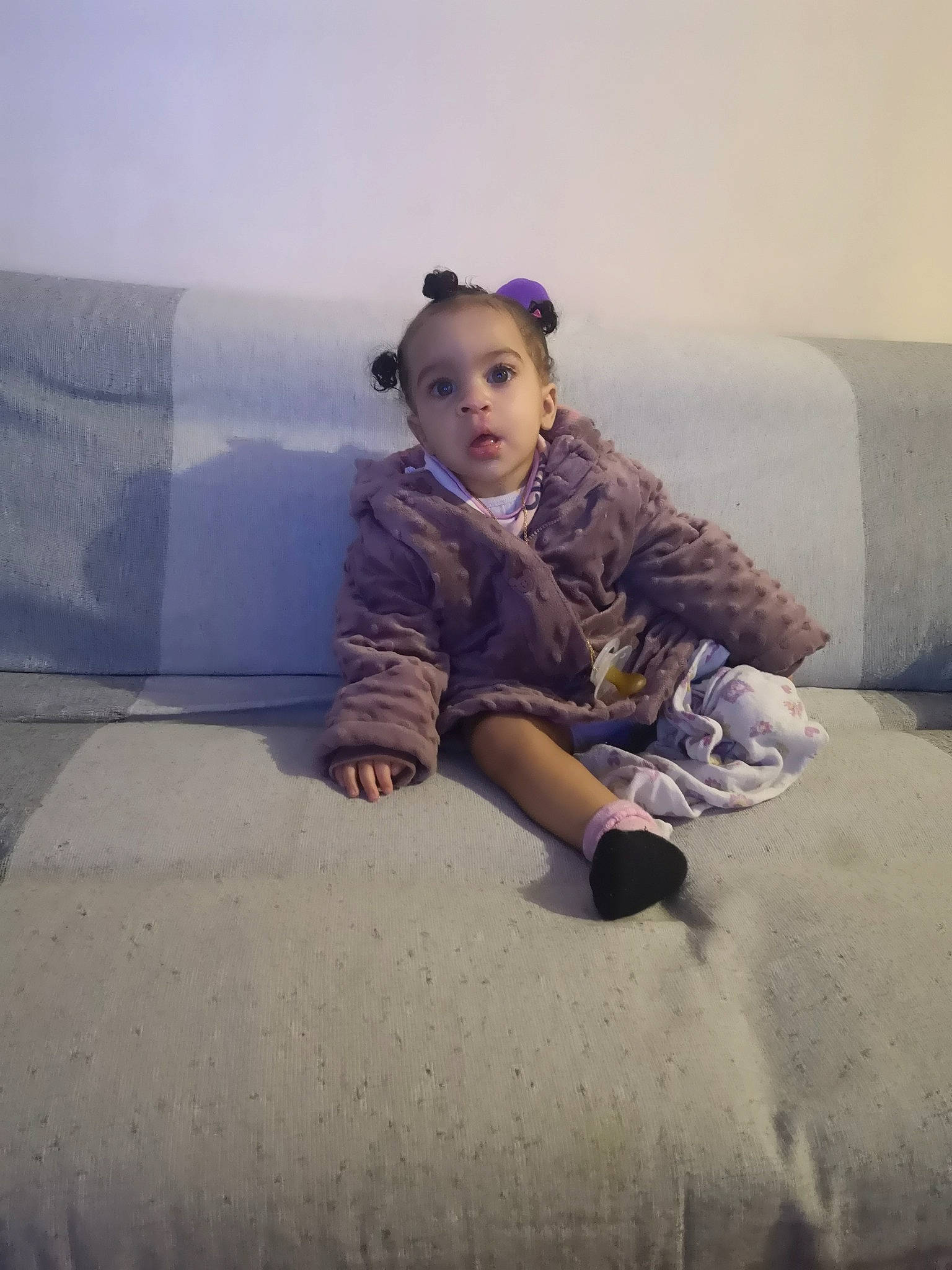 Lutina participe au concours pour gagner de l'argent avec cette photo : child, fun, person, sitting, surprise, toddler