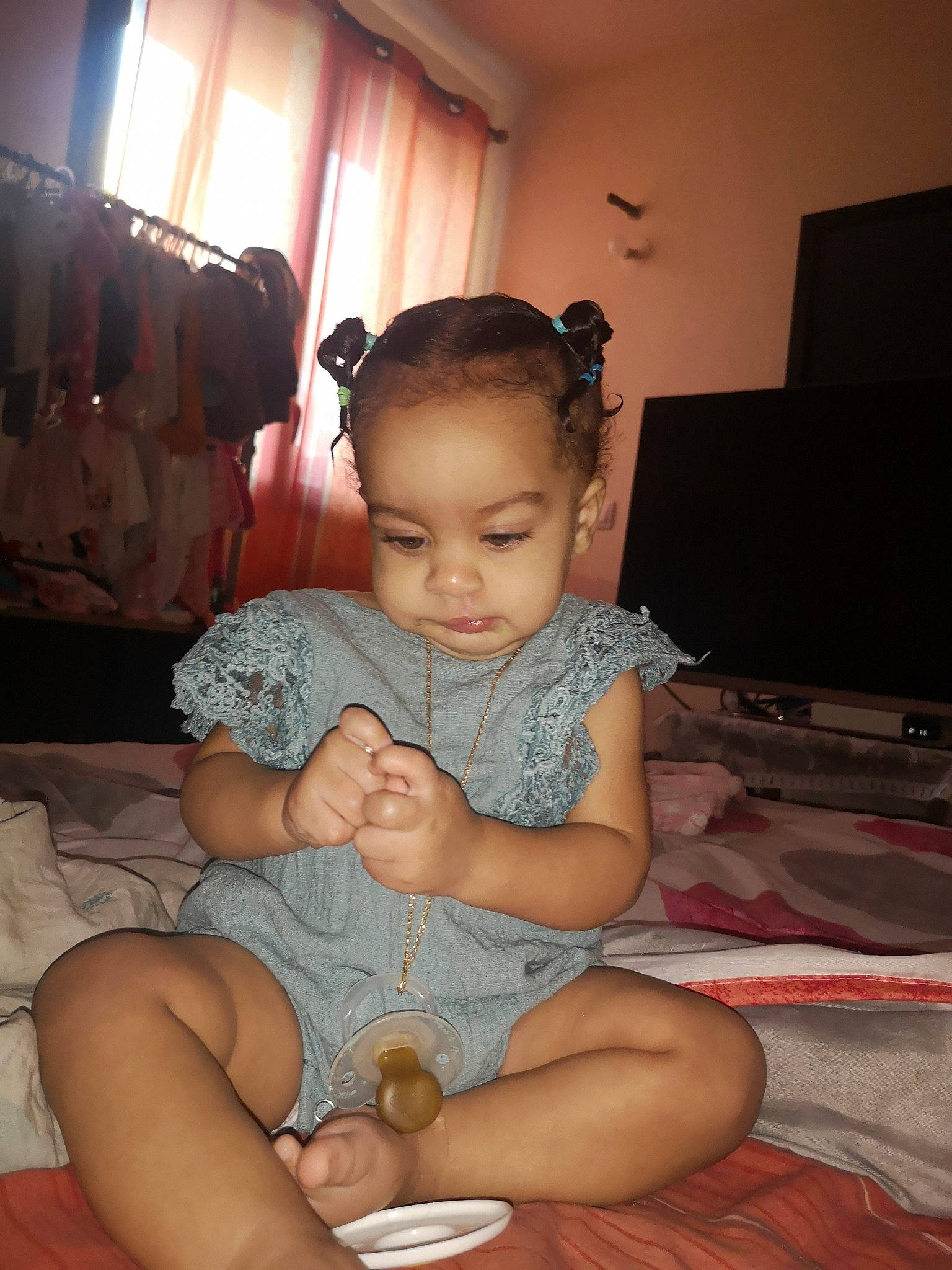 Lutina a rejoint le concours — aidez-le/la à gagner de superbes lots ! cheek, child, ear, finger, fun, leg, person, sitting, thumb, toddler