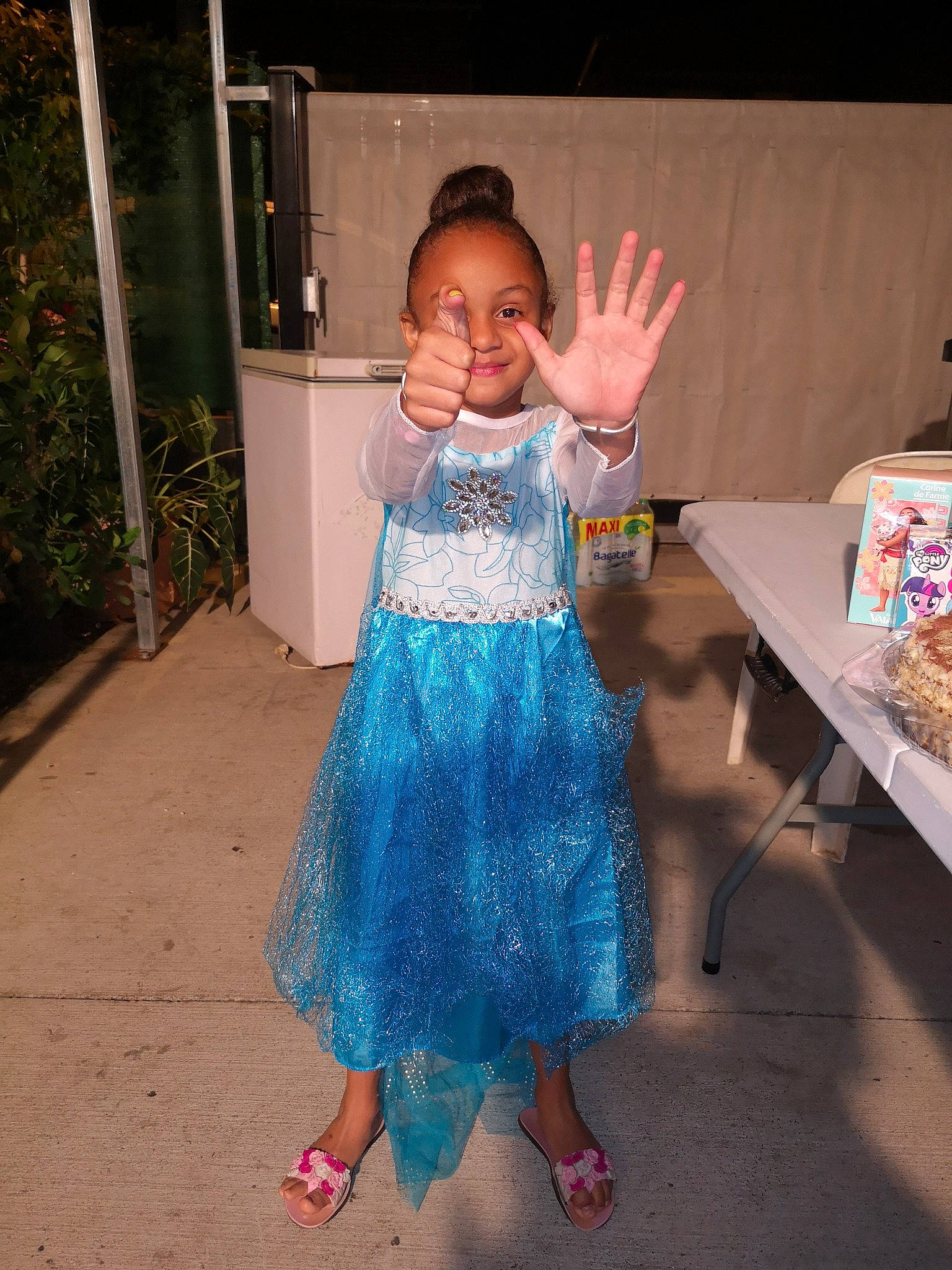 Lugina participe au concours pour gagner de l'argent avec cette photo : child, costume, dress, fun, joy, person, smile, toddler