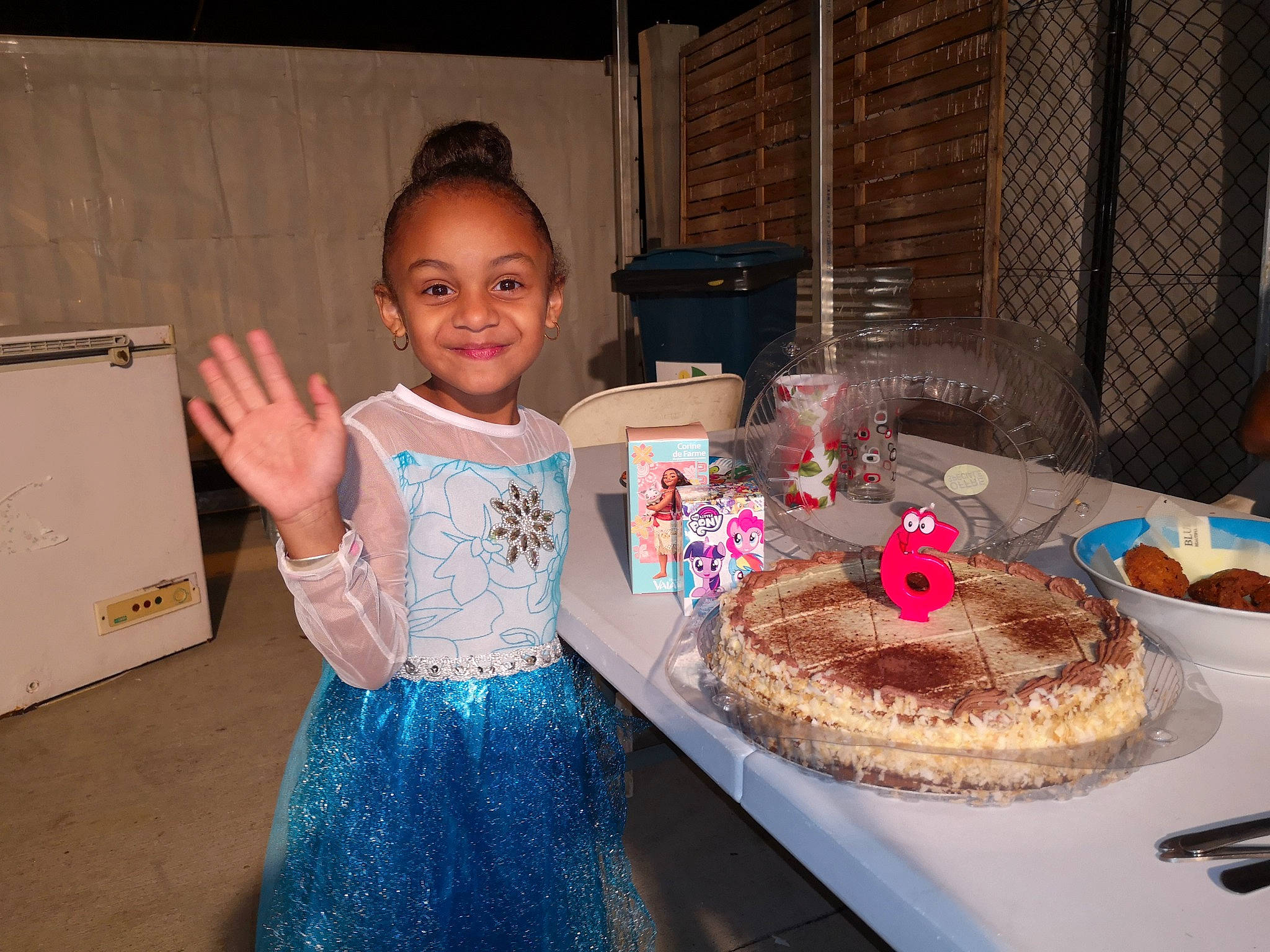 Lugina participe au concours pour gagner de l'argent avec cette photo : baked_goods, baking, birthday, birthday_cake, buttercream, cake, cake_decorating, cuisine, dessert, dish, fondant, food, icing, joy, party, pasteles, person, sugar_paste, sweetness, torte