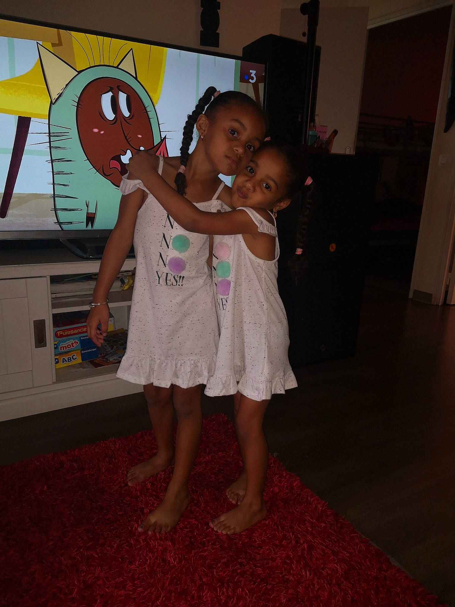 Lugina participe au concours pour gagner de l'argent avec cette photo : adaptation, child, electronic_device, floor, flooring, fun, leg, party, person, room, smile, standing, technology, toddler, vacation