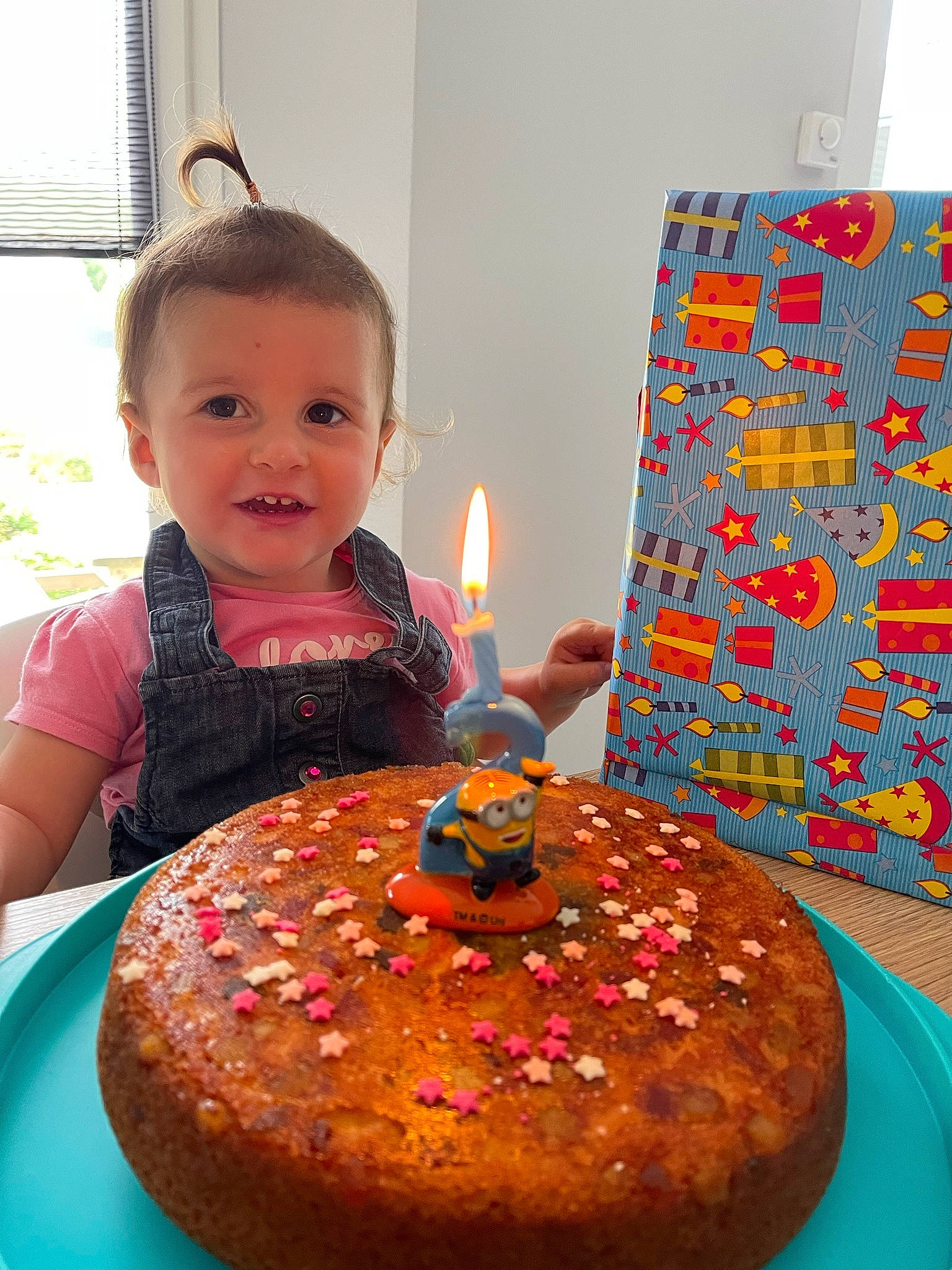 Ruby a rejoint le concours — aidez-le/la à gagner de superbes lots ! baked_goods, birthday_cake, birthday_candle, cake, cake_decorating, cake_decorating_supply, candle, chair, cuisine, food, ingredient, orange, person, plate, recipe, smile, table, tableware, toddler, window