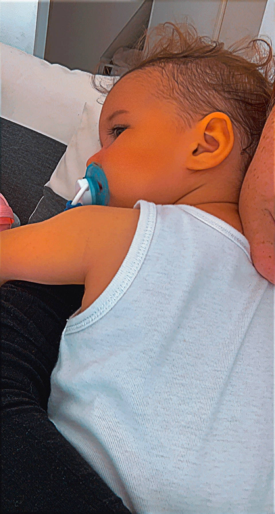 Ruby participe au concours pour gagner de l'argent avec cette photo : baby, baby_products, baby_sleeping, baby_toddler_clothing, chest, child, comfort, elbow, electric_blue, eyelash, gesture, happy, joint, leisure, linens, neck, person, skin, sleeve, t_shirt