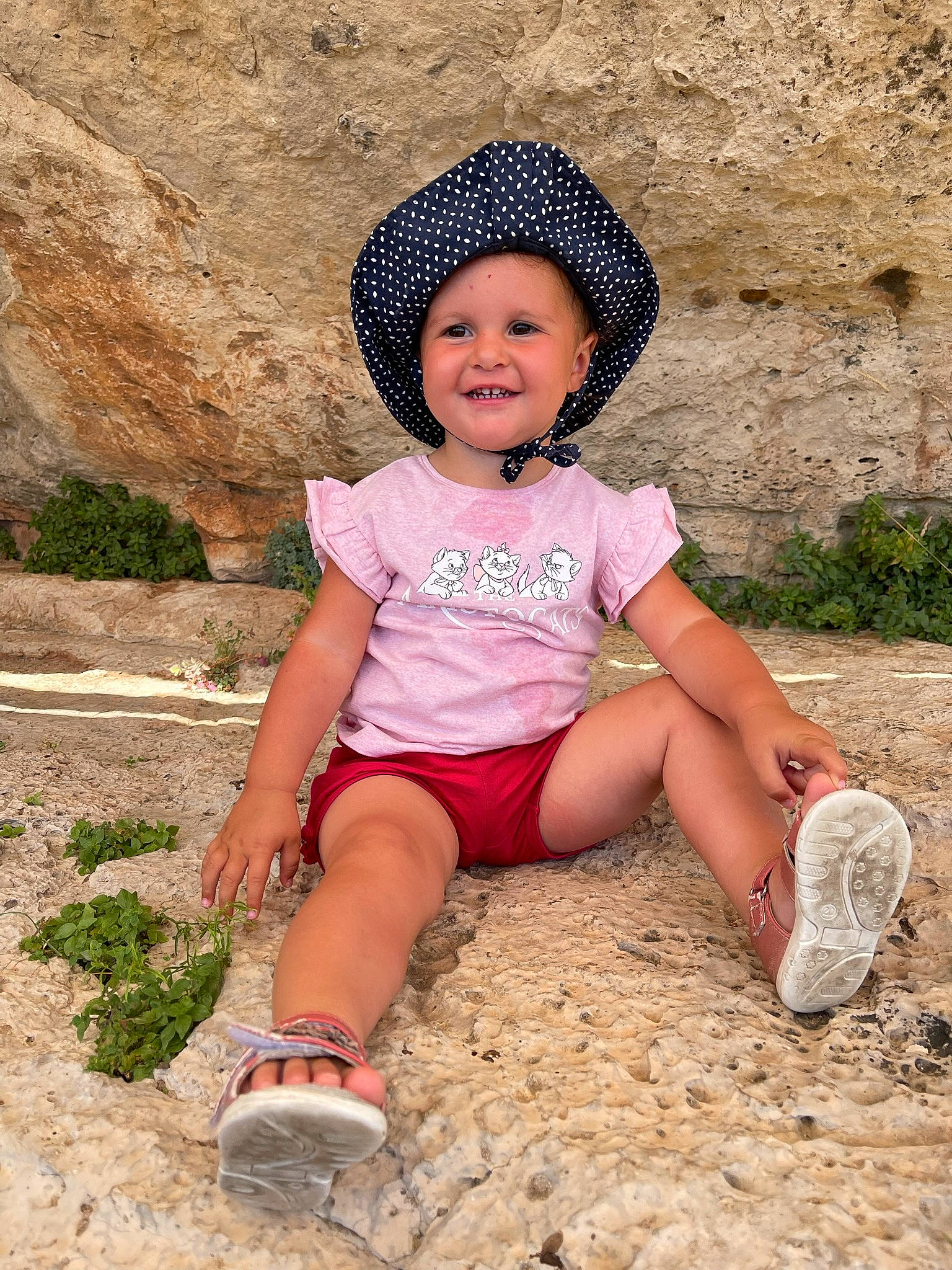 Ruby a rejoint le concours — aidez-le/la à gagner de superbes lots ! baby_toddler_clothing, beauty, cap, eye, face, grass, happy, hat, head, headwear, joy, landscape, leisure, people_in_nature, person, pink, plant, shorts, smile, sun_hat