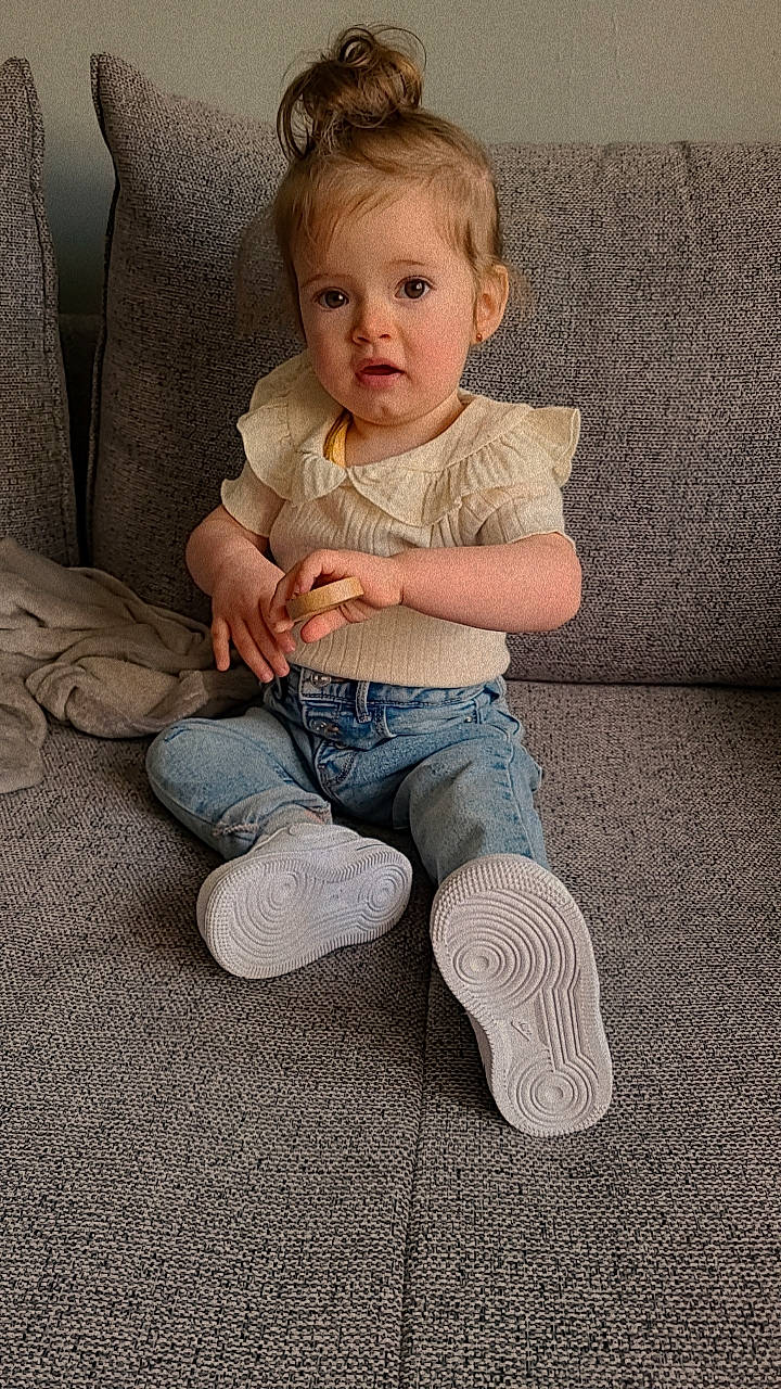 Tessa a rejoint le concours — aidez-le/la à gagner de superbes lots ! baby, baby_toddler_clothing, barefoot, cheek, child, comfort, eye, face, flooring, foot, head, human_leg, knee, leg, person, sitting, skin, sleeve, sock, surprise