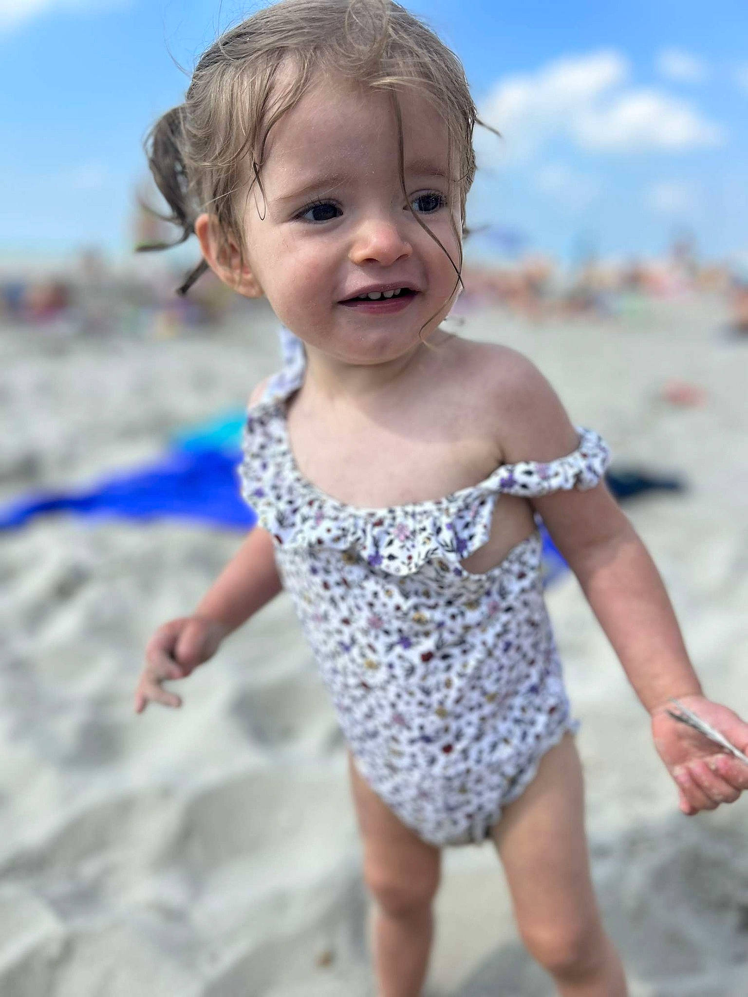 Tessa participe au concours pour gagner de l'argent avec cette photo : barefoot, beach, blond, body_of_water, child, cloud, fun, gesture, happy, human_body, human_leg, people_in_nature, people_on_beach, person, sand, shore, shoulder, sky, thigh, toddler
