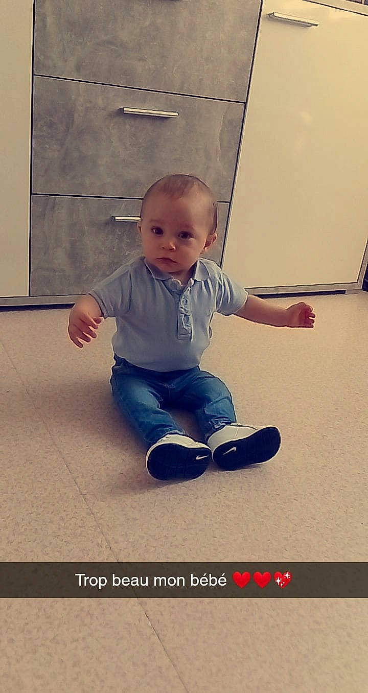 Mathys participe au concours pour gagner de l'argent avec cette photo : baby, child, cool, floor, flooring, person, photo_caption, photography, play, shoe, toddler