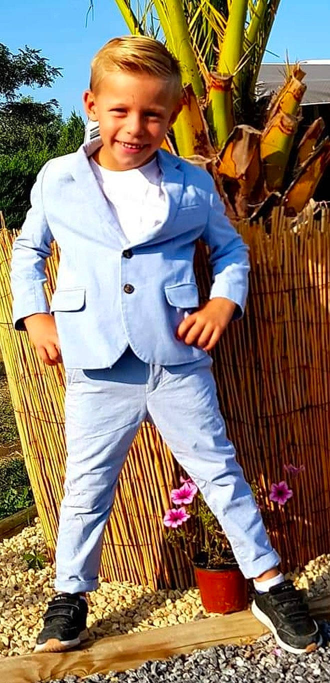 Kenzo participe au concours pour gagner de l'argent avec cette photo : beauty, blazer, collar, cool, denim, dress_shirt, electric_blue, fashion, fashion_design, formal_wear, joy, outerwear, people, person, plant, sleeve, smile, street_fashion, suit, textile