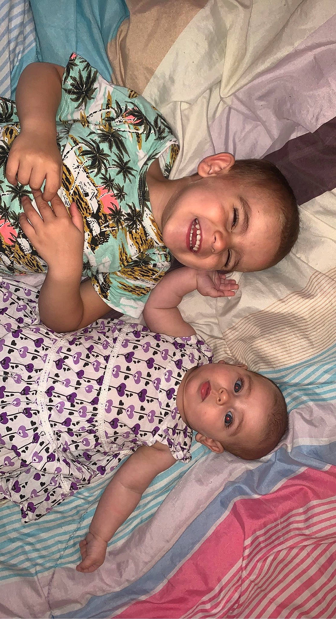 Joy participe au concours pour gagner de l'argent avec cette photo : adaptation, arm, child, comfort, eye, face, finger, gesture, hand, happy, head, human_body, joy, leg, mouth, muscle, person, skin, smile, textile