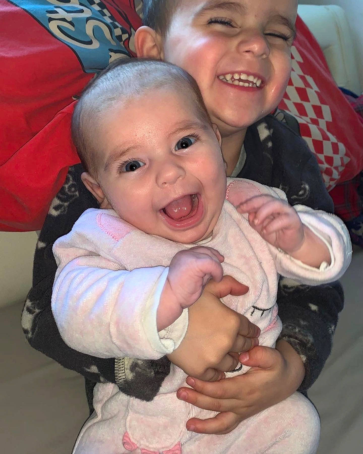 Joy participe au concours pour gagner de l'argent avec cette photo : arm, baby_toddler_clothing, cheek, comfort, finger, gesture, hand, happy, headwear, human, iris, joy, lip, mouth, nose, organ, person, pink, skin, sleeve