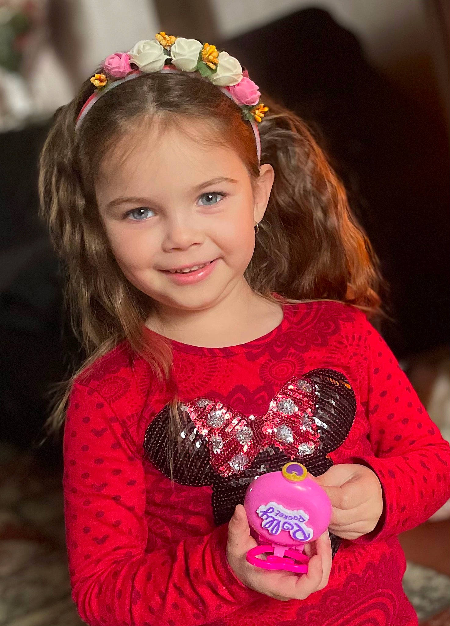 Alessia a rejoint le concours — aidez-le/la à gagner de superbes lots ! baby_toddler_clothing, cheek, clothing, dress, eye, facial_expression, flash_photography, hair, happy, iris, joy, lip, neck, organ, person, pink, skin, sleeve, smile, standing