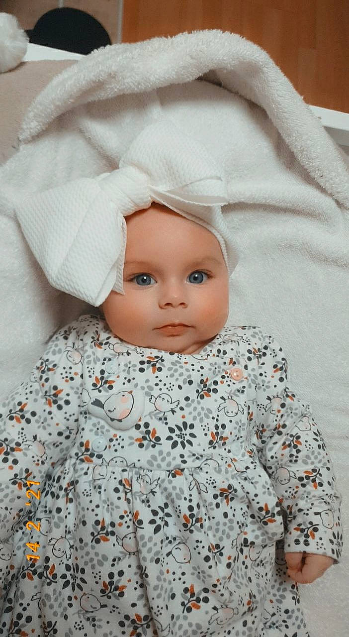 Victory a rejoint le concours — aidez-le/la à gagner de superbes lots ! baby, baby_toddler_clothing, cheek, child, chin, comfort, eye, eyelash, face, headwear, linens, lip, outerwear, pattern, person, skin, sleeve, textile, toddler, toy