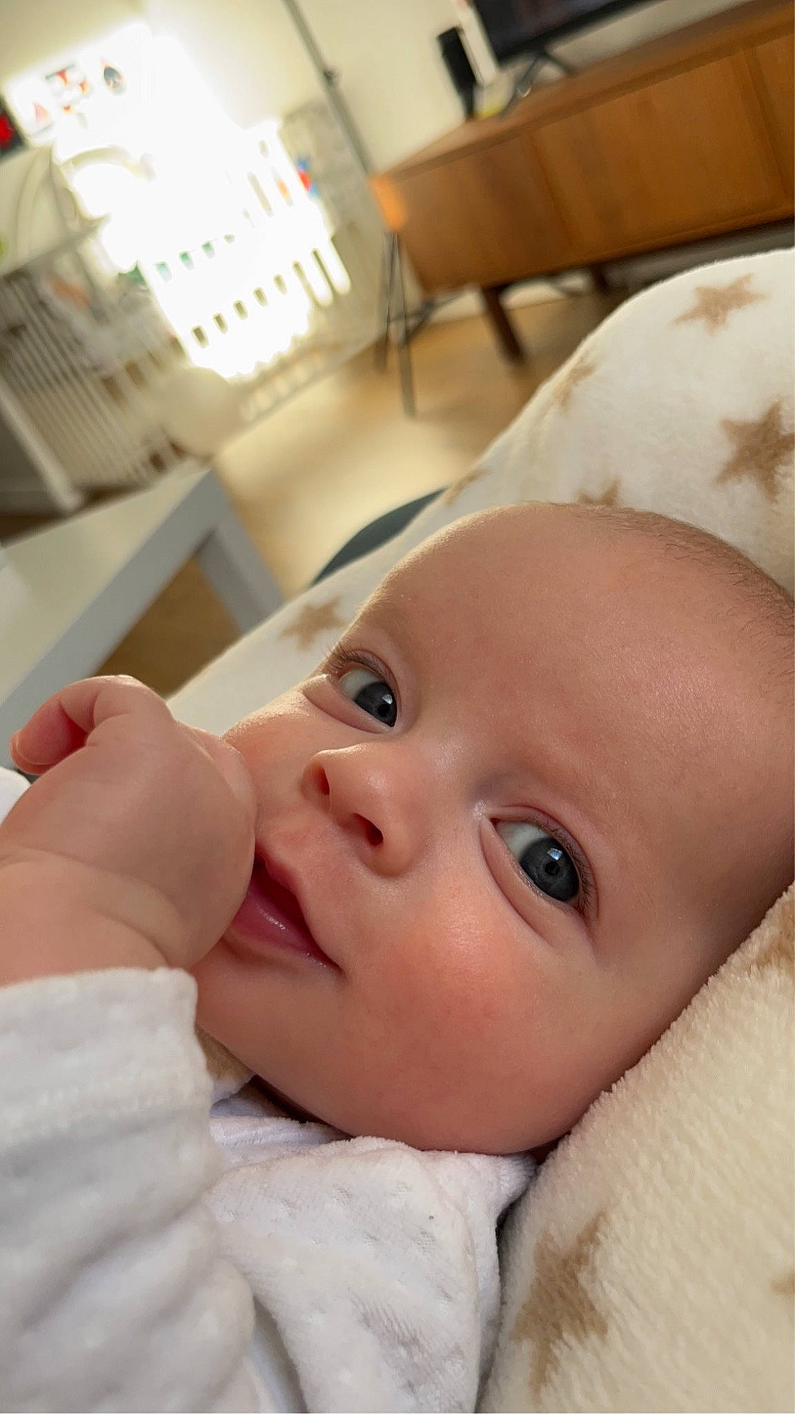 Milan a rejoint le concours — aidez-le/la à gagner de superbes lots ! baby, baby_toddler_clothing, cheek, child, comfort, ear, eye, eyebrow, eyelash, finger, gesture, head, iris, lip, mouth, nose, person, skin, smile, thumb