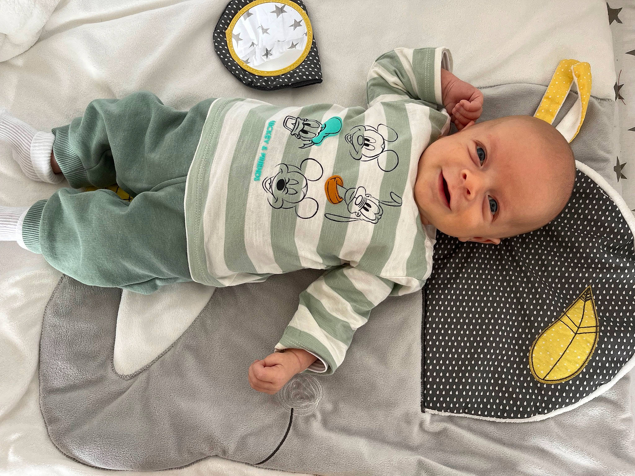 Milan a rejoint le concours — aidez-le/la à gagner de superbes lots ! baby, baby_products, baby_safety, baby_sleeping, baby_toddler_clothing, child, clock, collar, comfort, home_accessories, linens, pattern, person, product, sitting, sleeve, smile, t_shirt, textile, toddler