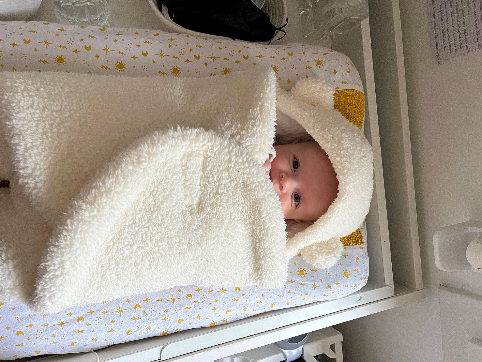 Milan participe au concours pour gagner de l'argent avec cette photo : baby, baby_products, baby_safety, baby_sleeping, baby_toddler_clothing, bedding, bridal_accessory, child, comfort, embellishment, fashion_accessory, hair_accessory, headgear, headwear, home_accessories, infant_bed, linens, person, rectangle, room